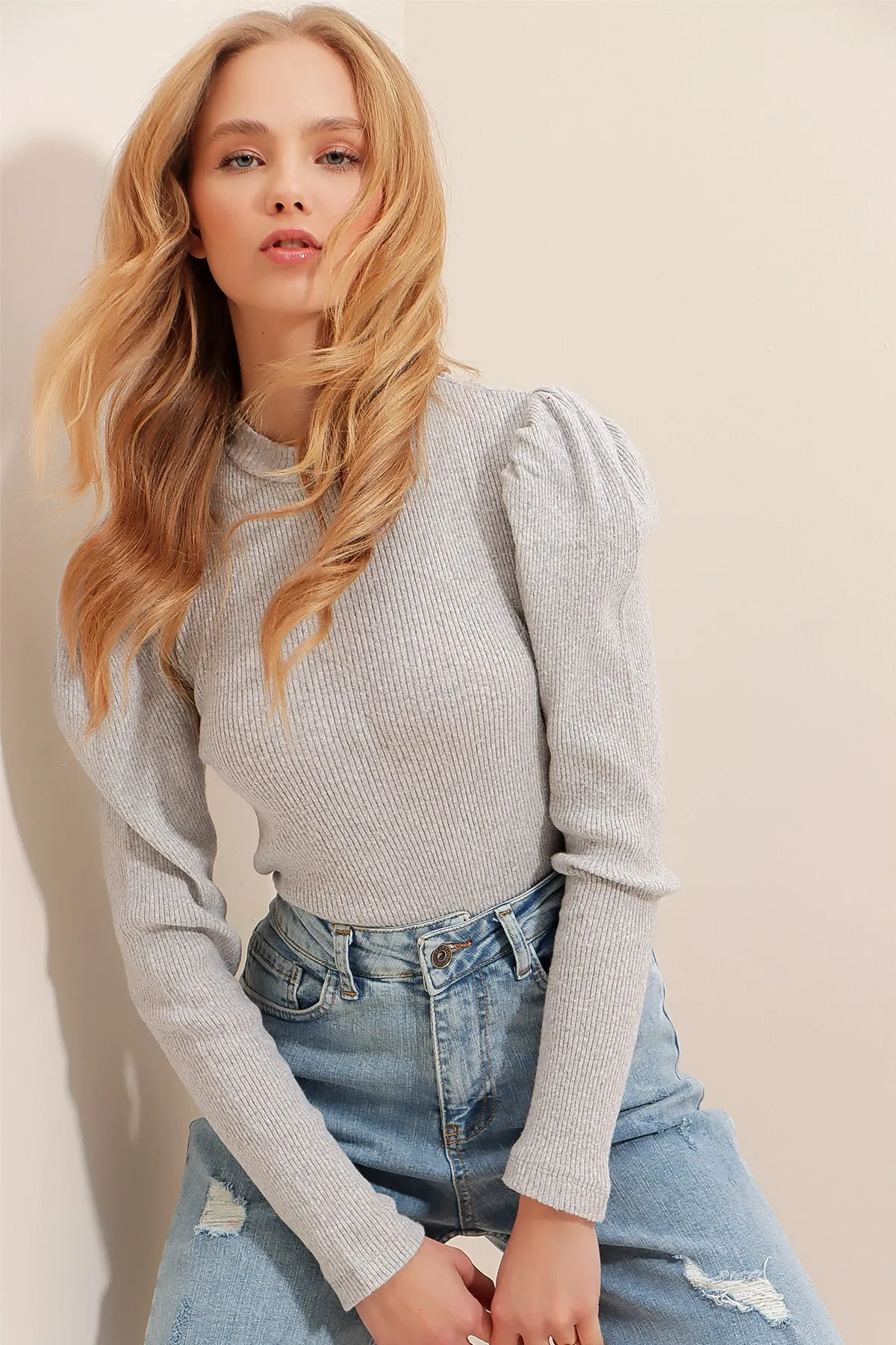 Trend Alaçatı Stili  Graue Damenbluse mit halbem Rollkragen und Prinzessinnenärmeln, Camisole-Bluse ALC-X5042