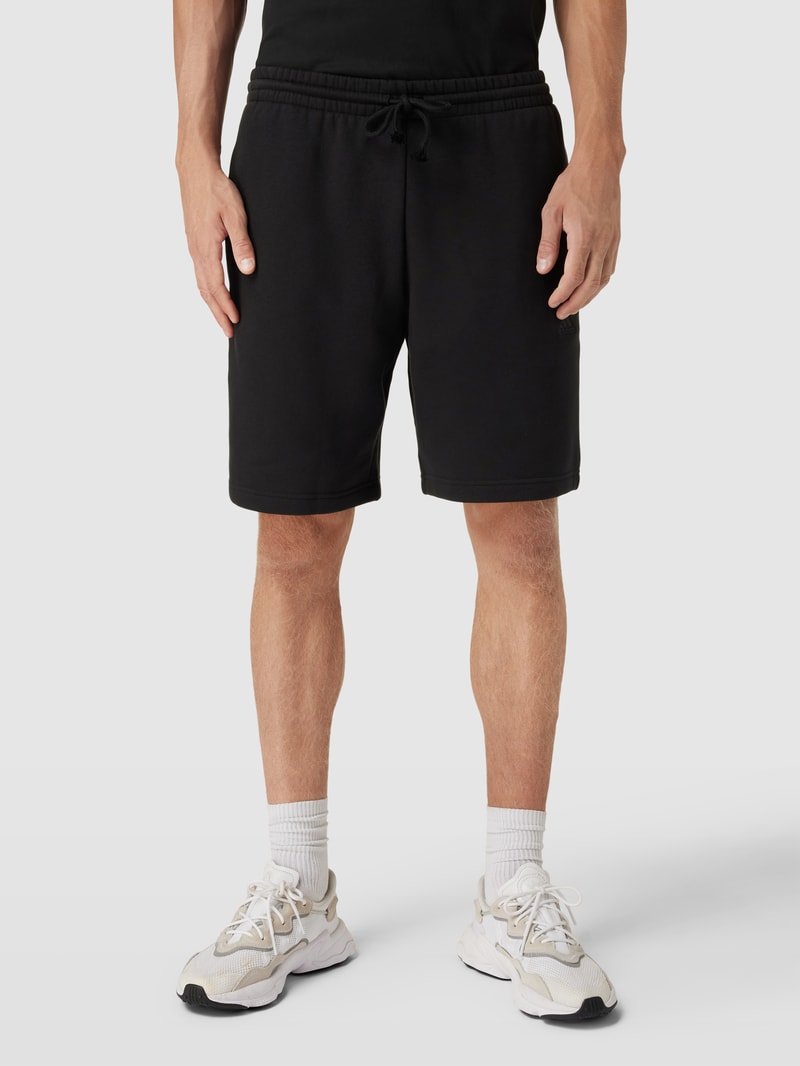 Shorts mit seitlichen Taschen in schwarz