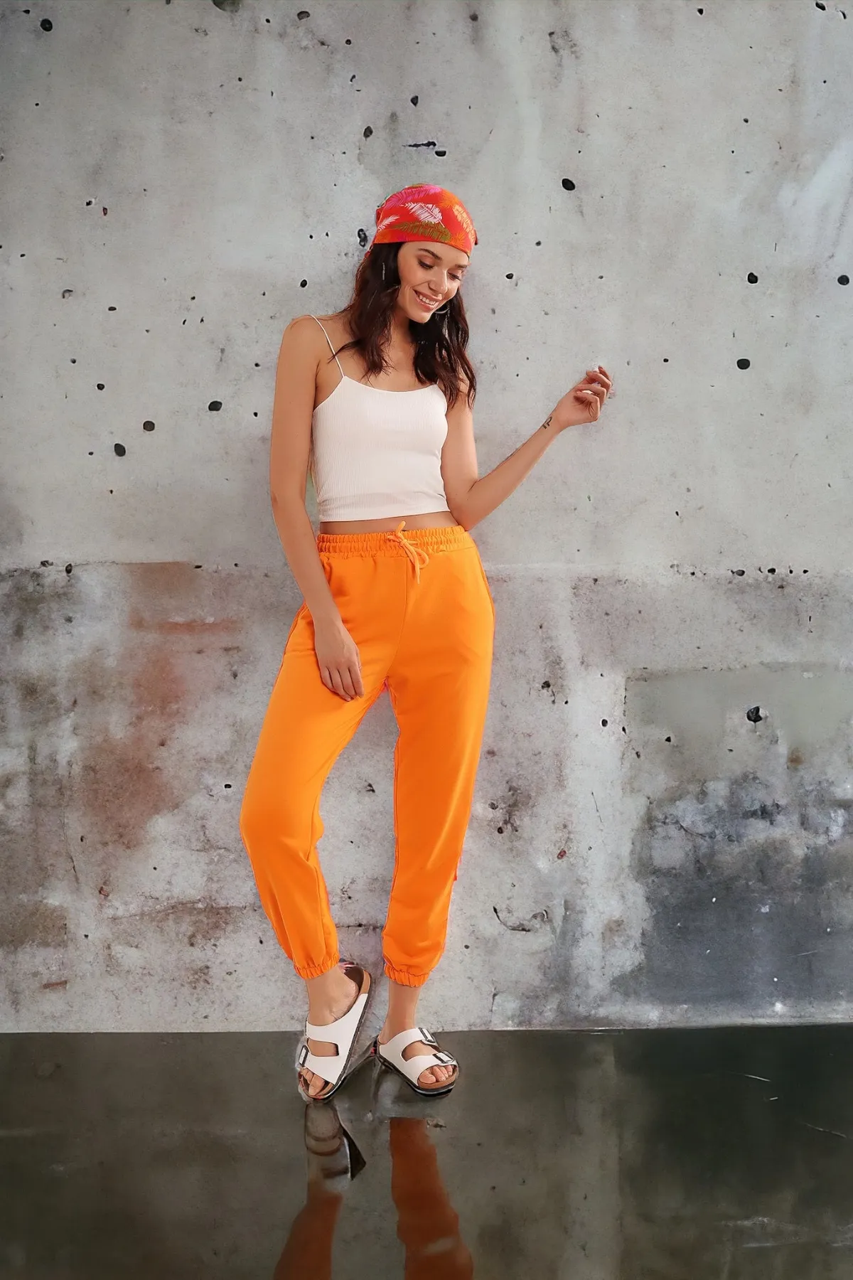 HAKKE  Orangefarbene Damen-Jogginghose mit Taschen