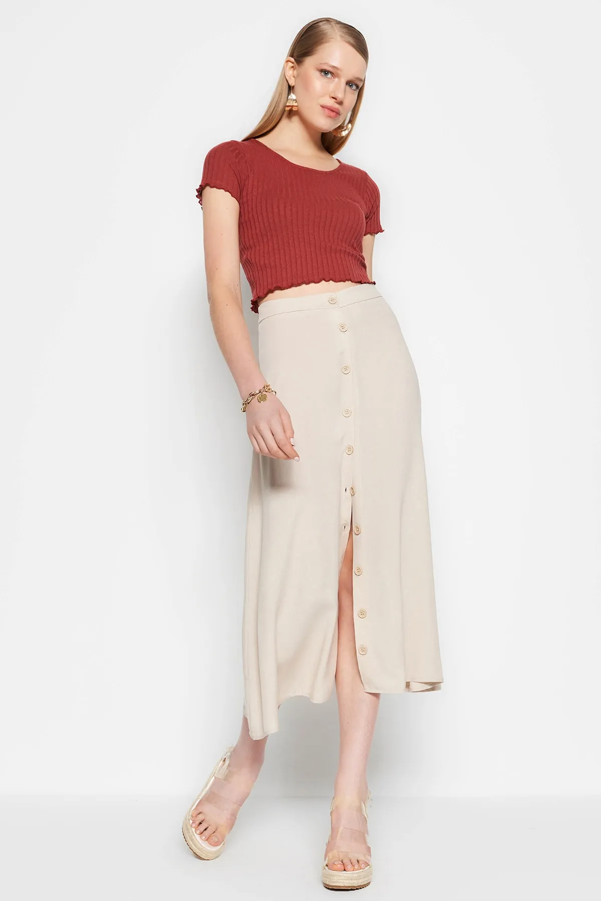 Trendyol Collection  Nerzfarbener Midirock aus Viskosestoff mit gewebten Knöpfen TWOSS23ET00054