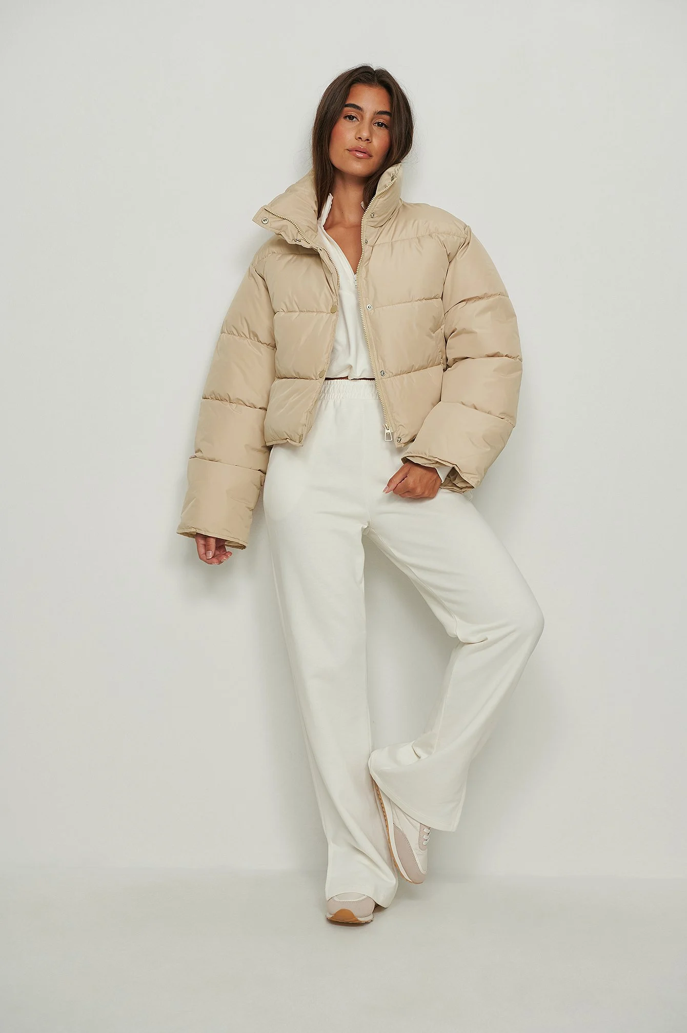 Recycelte kurze gefütterte Jacke mit Druckknöpfen