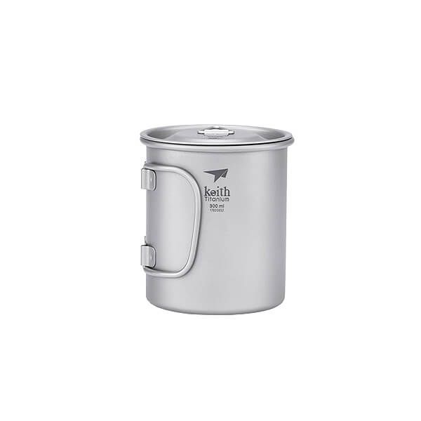 Titan Becher mit Klappgriff und Deckel