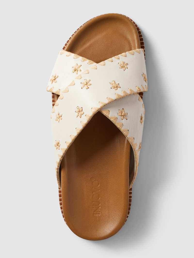 Sandalen mit gekreuzten Riemen in sand