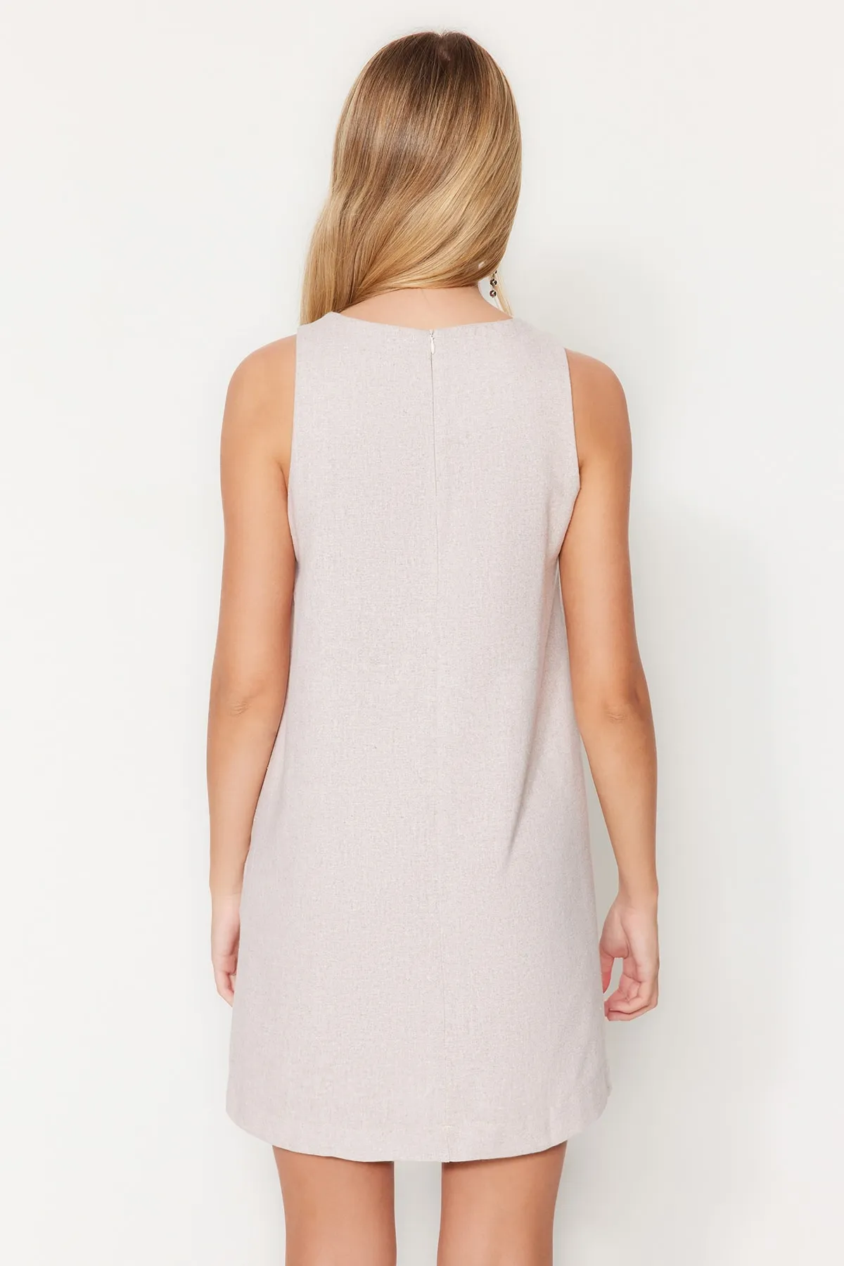 Trendyol Collection  Weit geschnittenes, ärmelloses Mini-Webkleid mit Juwelen TWOSS23EL01497
