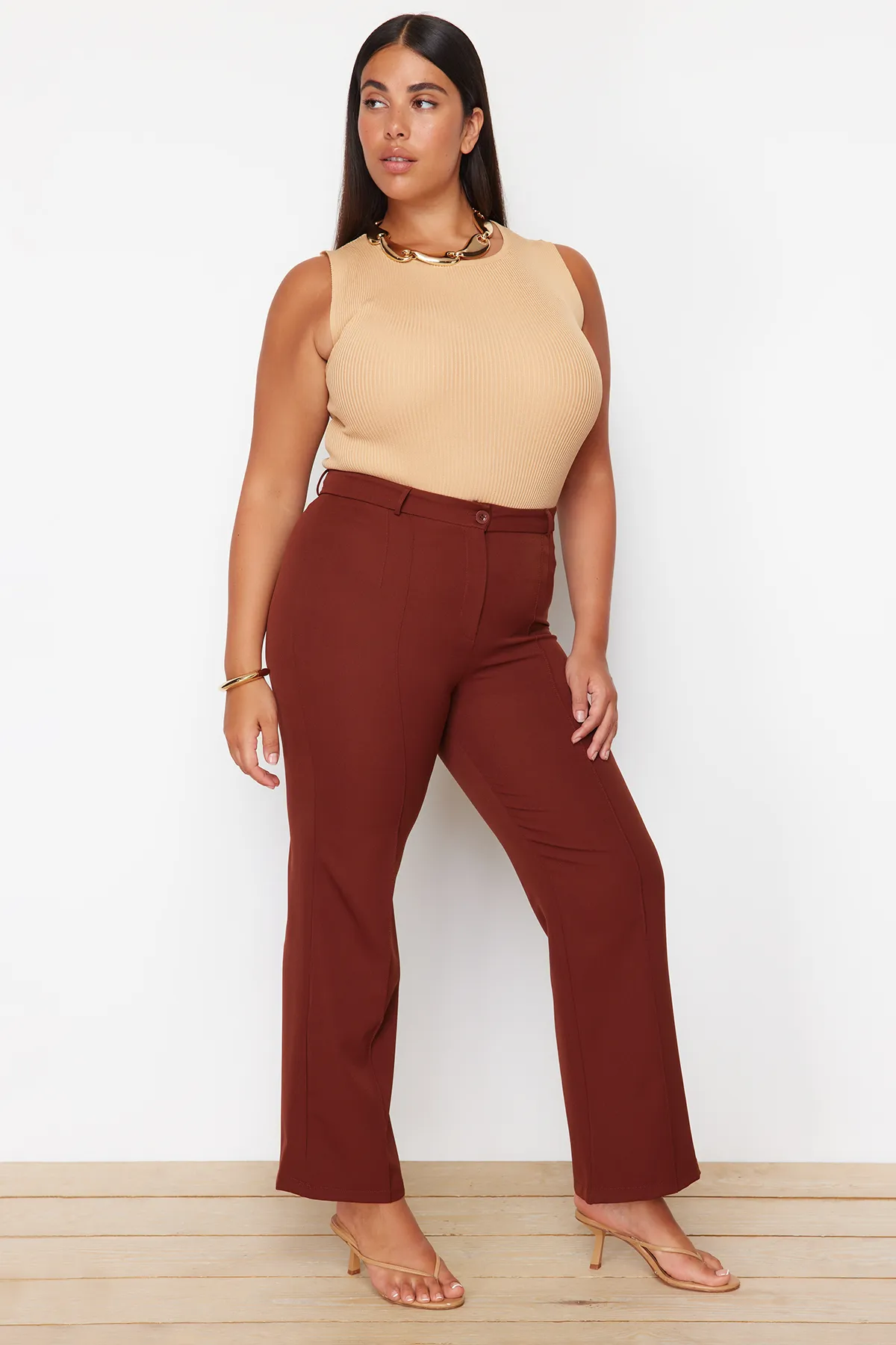Trendyol Curve  Braune Hose mit hoher Taille und geripptem, genähtem spanischen Bein