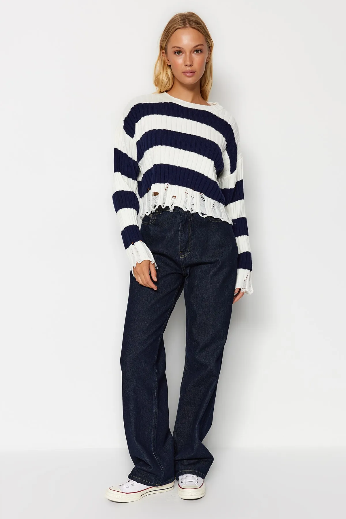 Trendyol Collection  Ecrufarbener, kurzer Strickpullover mit weiter Passform TWOAW24KZ00905