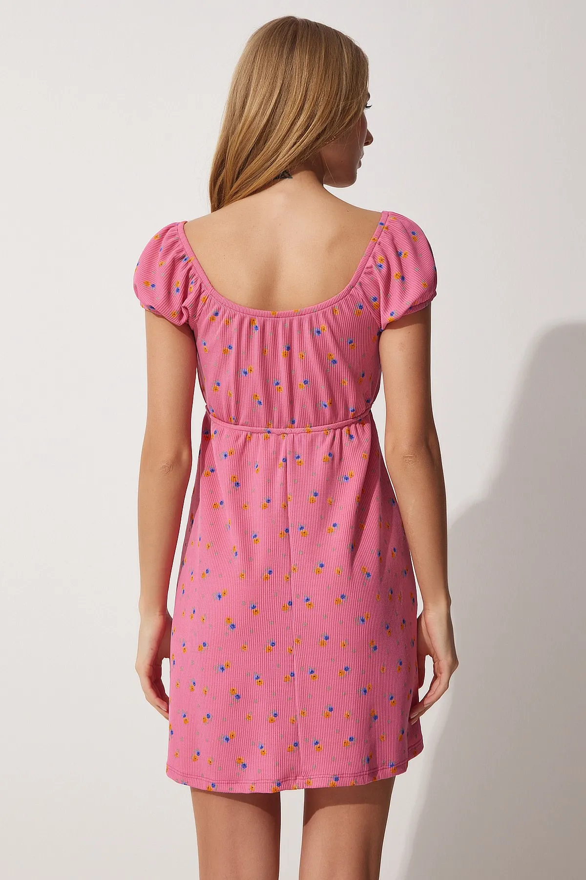 Happiness İstanbul  Geblümtes Sommer-Mini-Strickkleid mit Carmenkragen