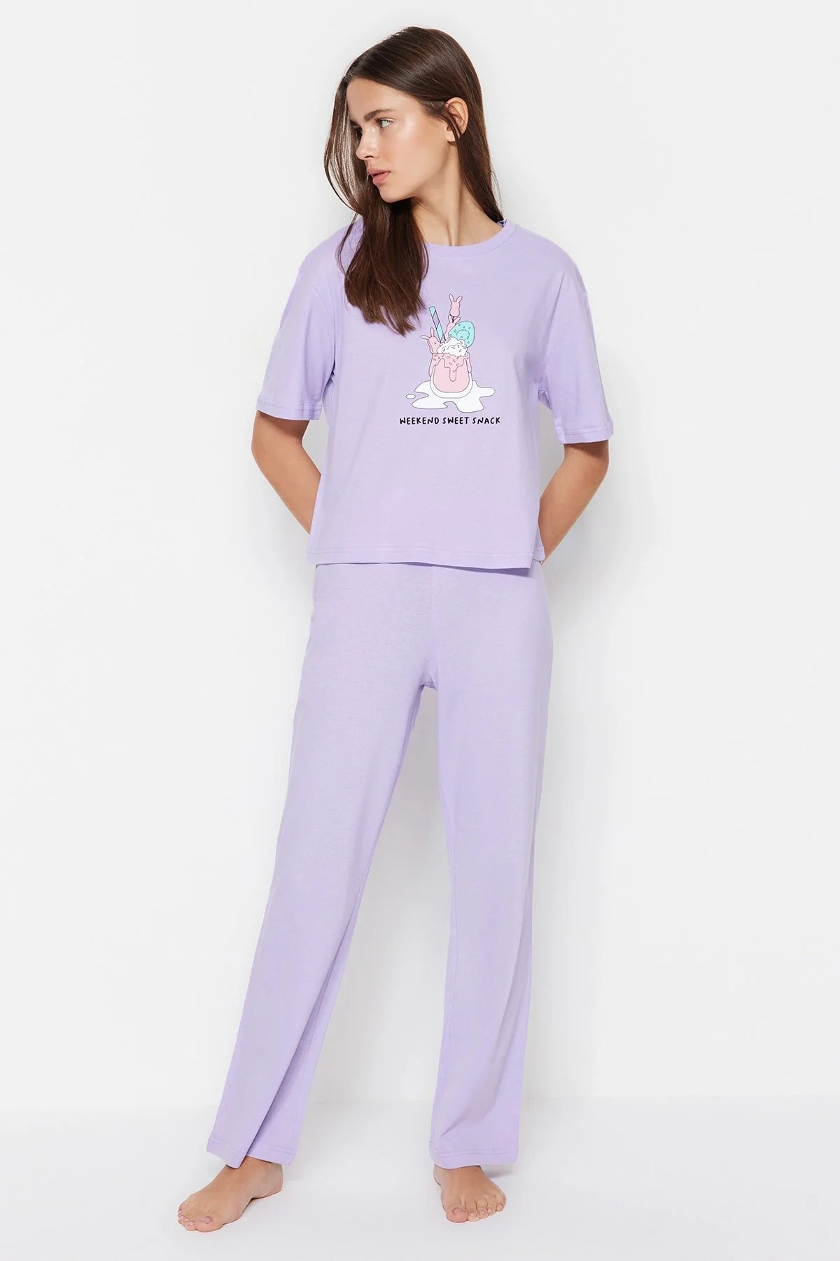 Trendyol Collection  Lila gestricktes Pyjama-Set aus 100 % Baumwolle mit lustig bedruckten T-Shirts und Hosen THMSS23PT00134