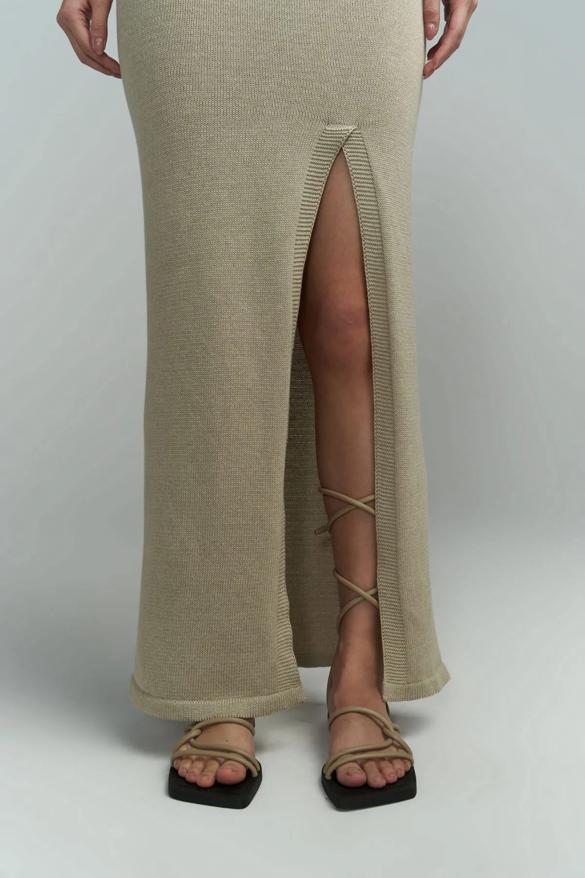 BOHEMAİ  Rückenfreies Strickkleid „Cintia“ in Stein