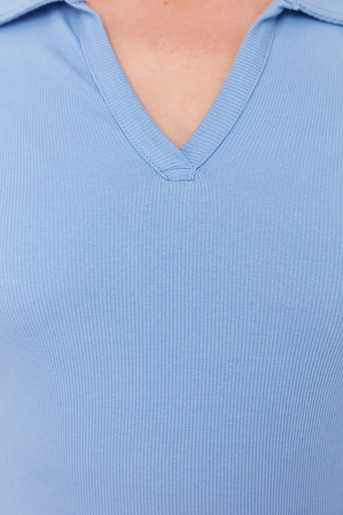Trendyol Curve  Blaue, figurbetonte Strickbluse mit Polokragen TBSSS22BZ0750