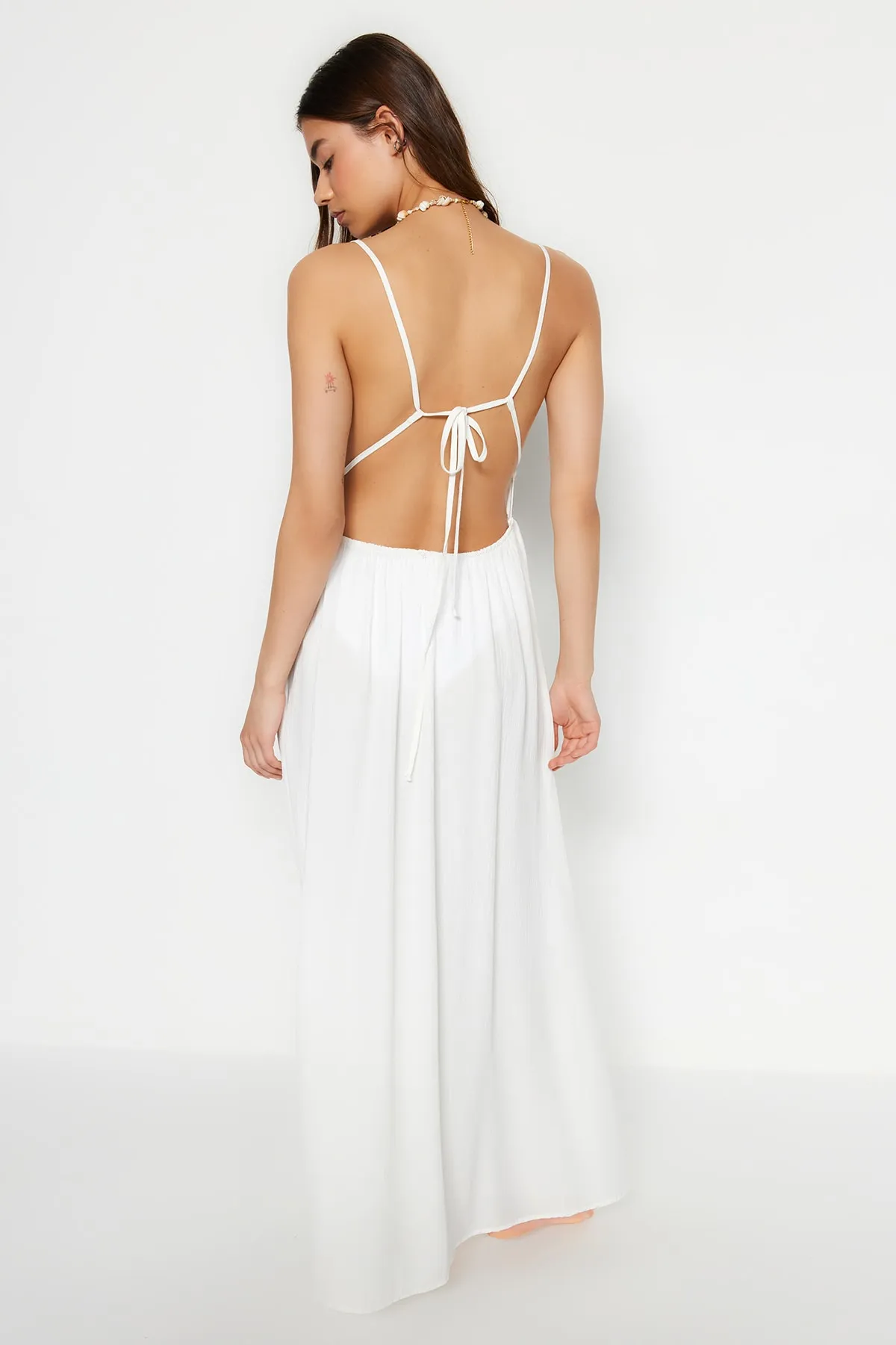 Trendyol Collection  Ecrufarbenes, gewebtes Maxi-Strandkleid mit Raffung TBESS23EL00063