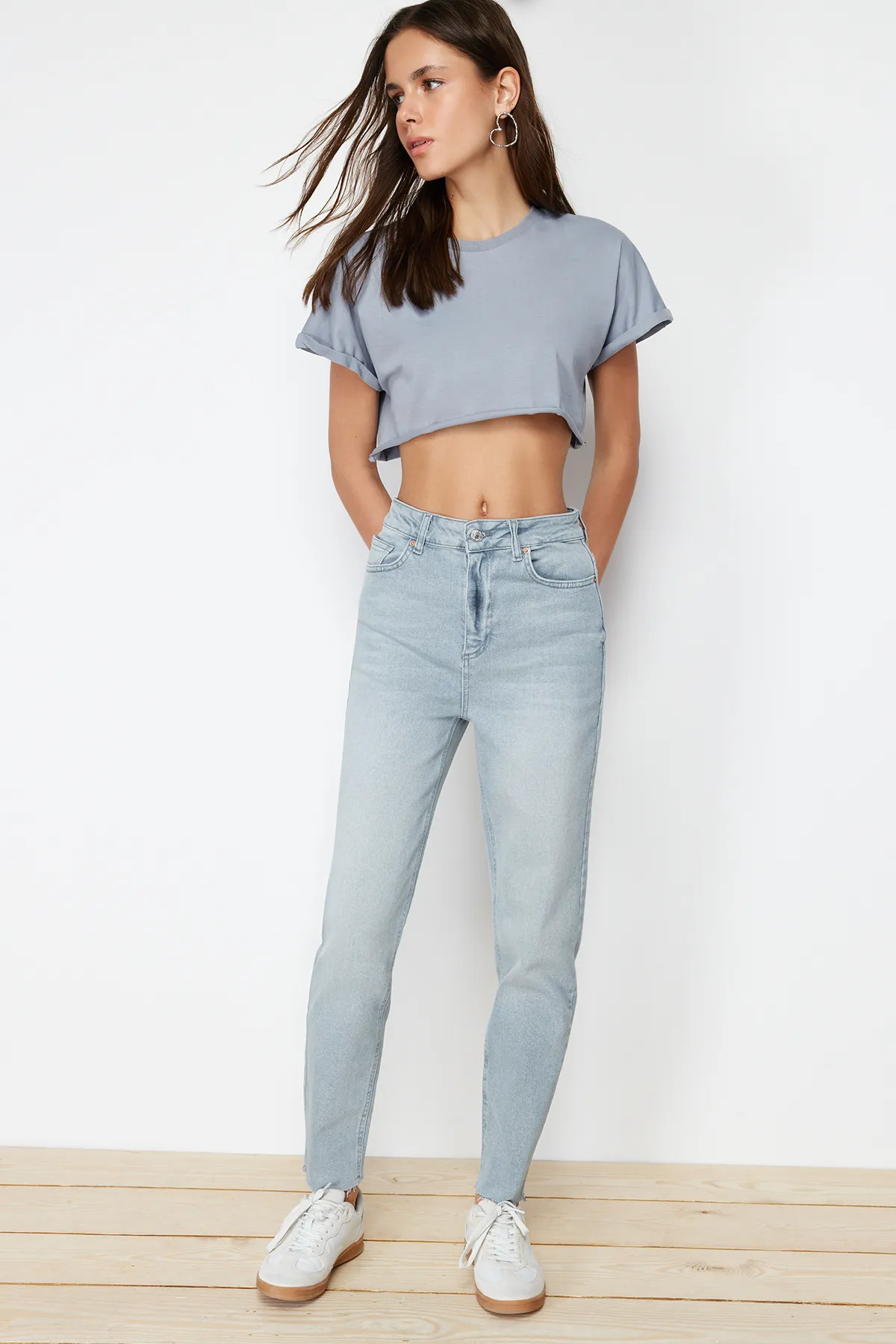 Trendyol Collection  Hellgraue Slim Mom-Jeans mit hoher Taille TWOSS23JE00094