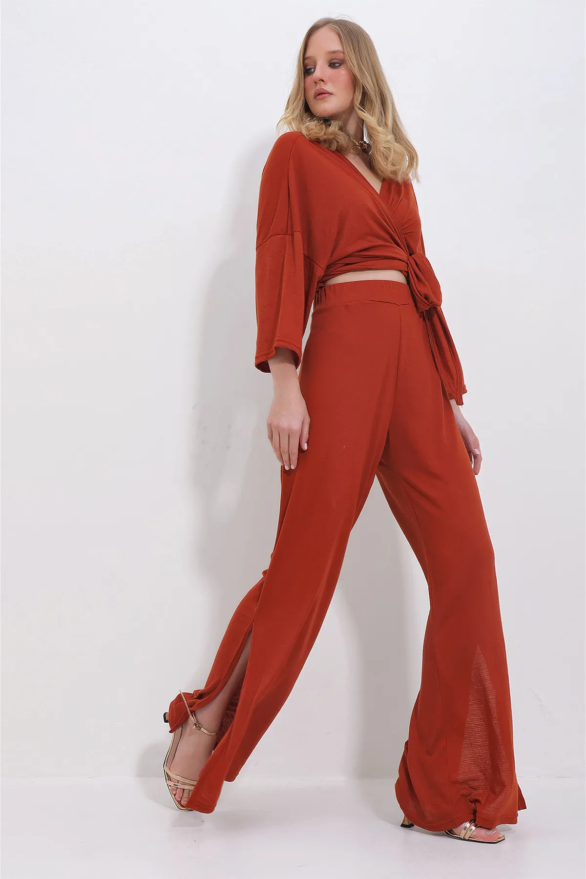Trend Alaçatı Stili  Zweireihiger Damenanzug mit ziegelfarbener, zweireihiger Bluse mit Kragen und geschlitzter, locker geschnittener Hose für Damen ALC-X11422