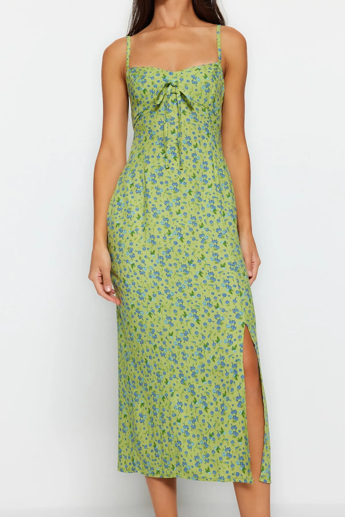 Trendyol Collection  Grün gemustertes Maxi-Webkleid mit Schlitzdetail und geradem Schnitt TWOSS23EL02085