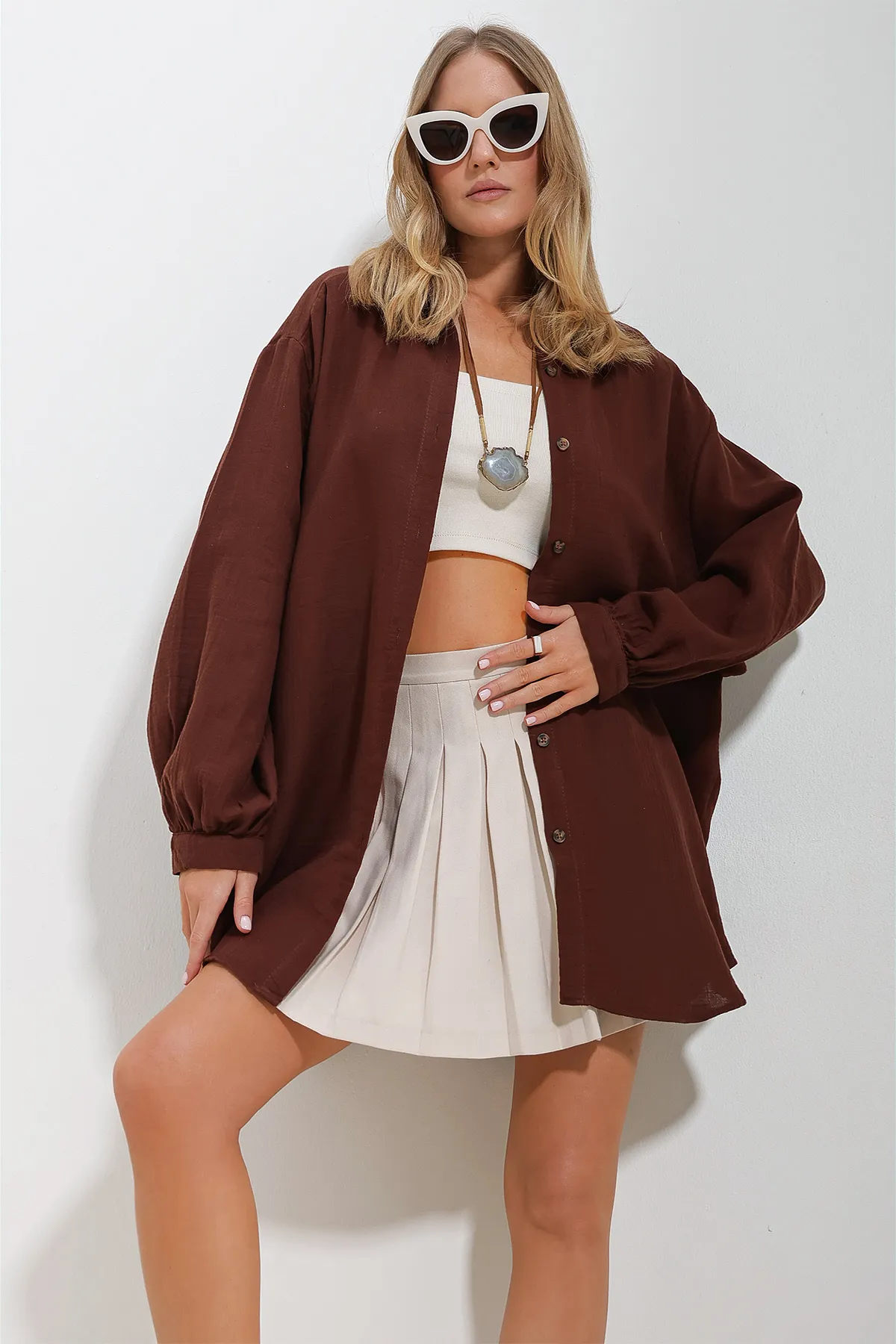 Trend Alaçatı Stili  Braunes Oversize-Musselin-Shirt mit Ballonärmeln für Damen ALC-X11621