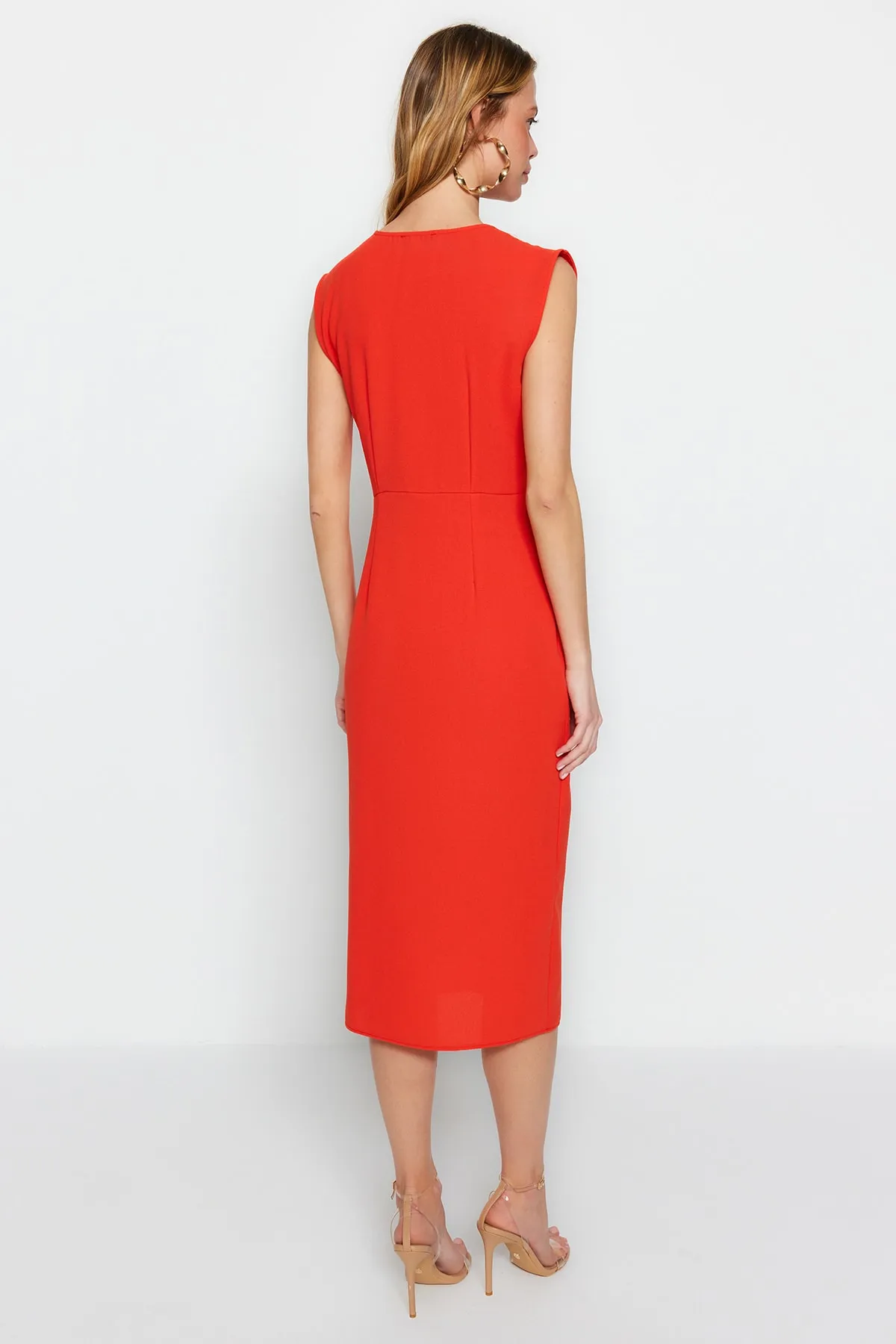 Trendyol Collection  Rotes, detailliertes, zweireihiges Midi-Webkleid mit Kragen und Raffung TWOSS23EL02341