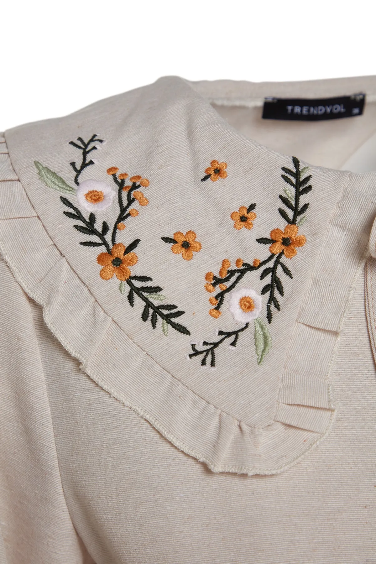 Trendyol Modest  Cremefarbenes, gewebtes Kleid mit halber Knopfleiste und besticktem Kragen in Leinenoptik TCTSS23EB00257