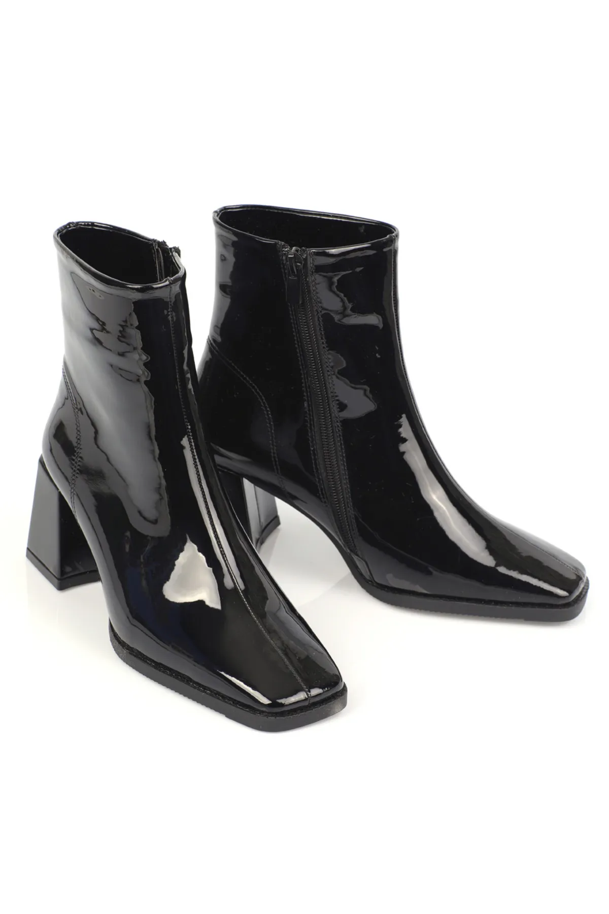 Capone Outfitters  Damenstiefel aus Lackleder mit stumpfer Zehenpartie und detailliertem Seitenreißverschluss