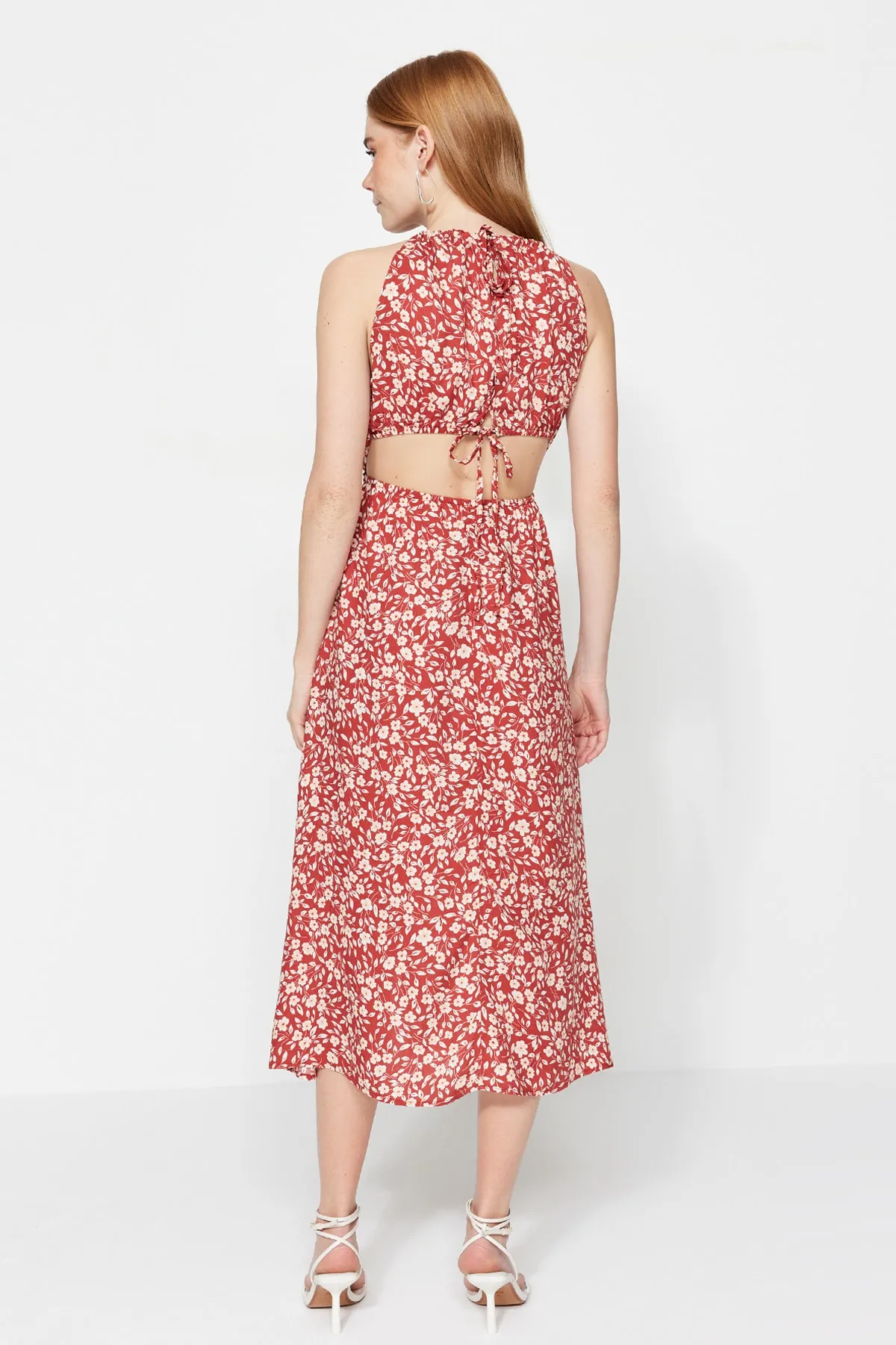 Trendyol Collection  Rotes, gerade geschnittenes, gewebtes Midi-Kleid mit Fensterausschnitt und detailliertem Neckholder-Muster TWOSS23EL00416