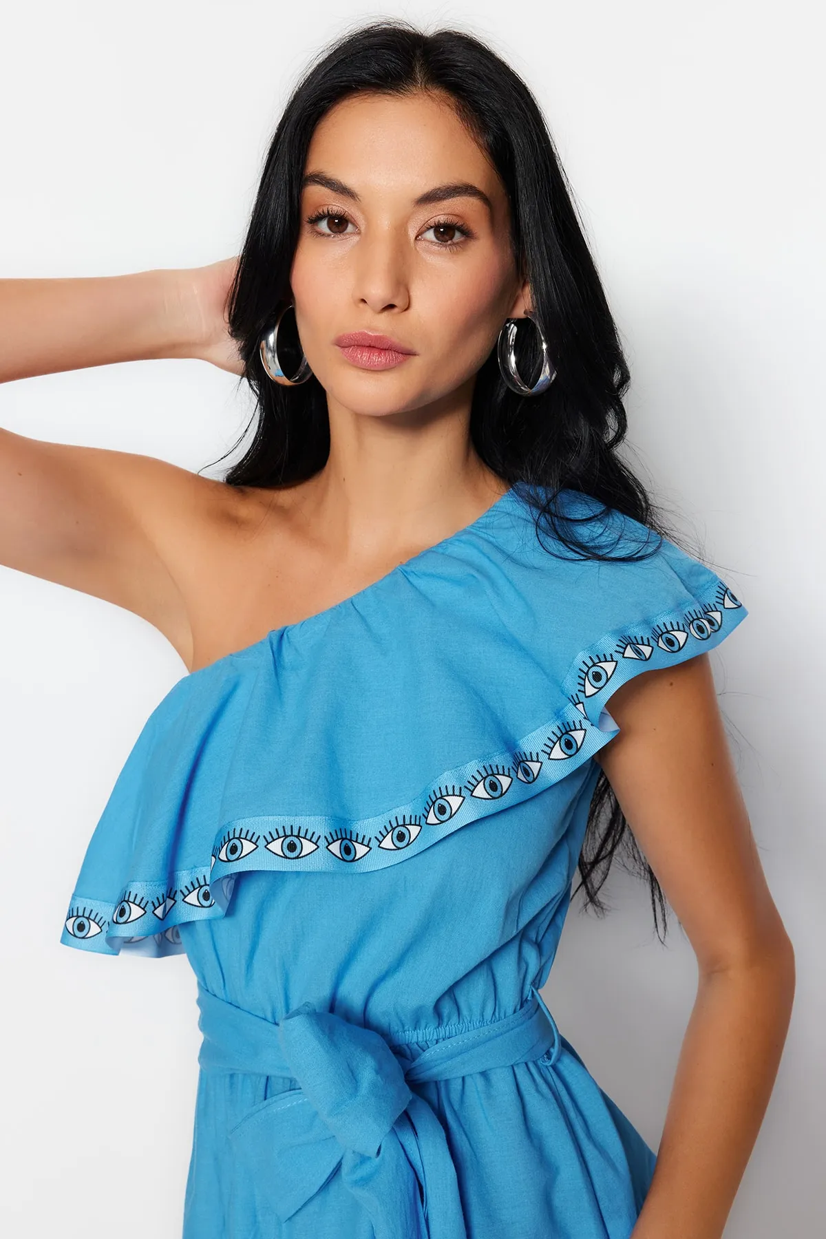 Trendyol Collection  Blaues, einschultriges Mini-Strandkleid aus 100 % Baumwolle mit gewebtem Band und Gürtel TBESS23EL00137