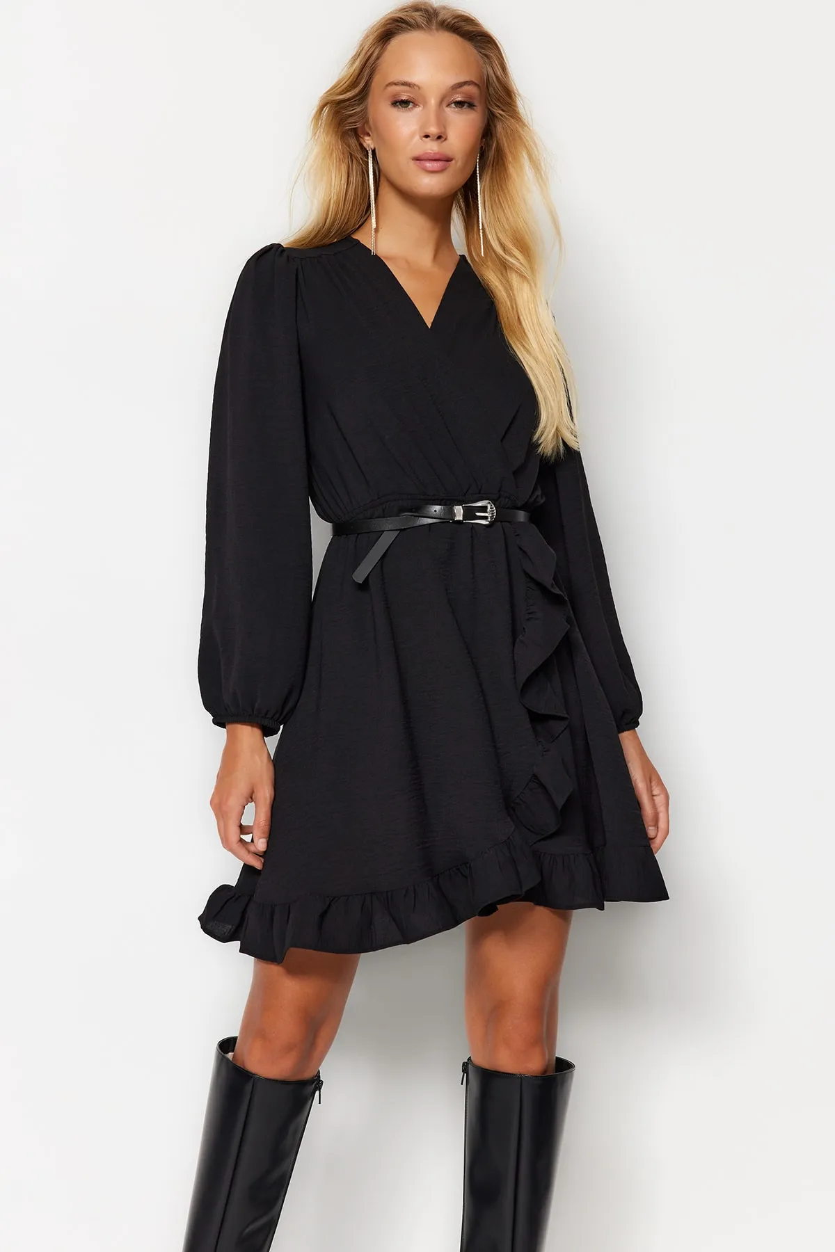 Trendyol Collection  Schwarzes gewebtes Minikleid mit zweireihigem Rock und Rüschen TWOAW24EL00249