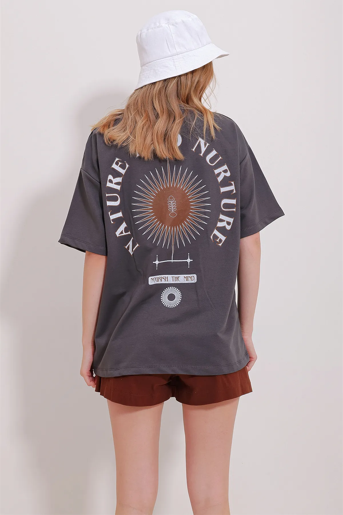 Trend Alaçatı Stili  Anthrazitfarbenes, bedrucktes Oversize-T-Shirt mit Rundhalsausschnitt für Damen, Unisex, ALC-X9577