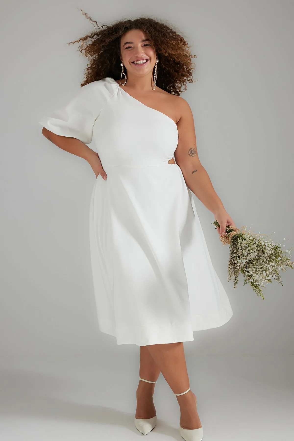 Trendyol Curve  Weißes gewebtes Brautkleid mit einem Ärmel TBBSS23AH00237