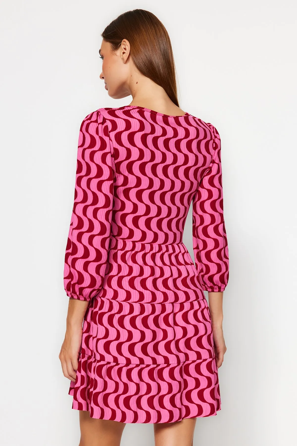 Trendyol Collection  Rotes Retro-bedrucktes Skater-/Zweireiher-Mini-Stretch-Strickkleid mit Ausschnitt TWOAW22EL0104