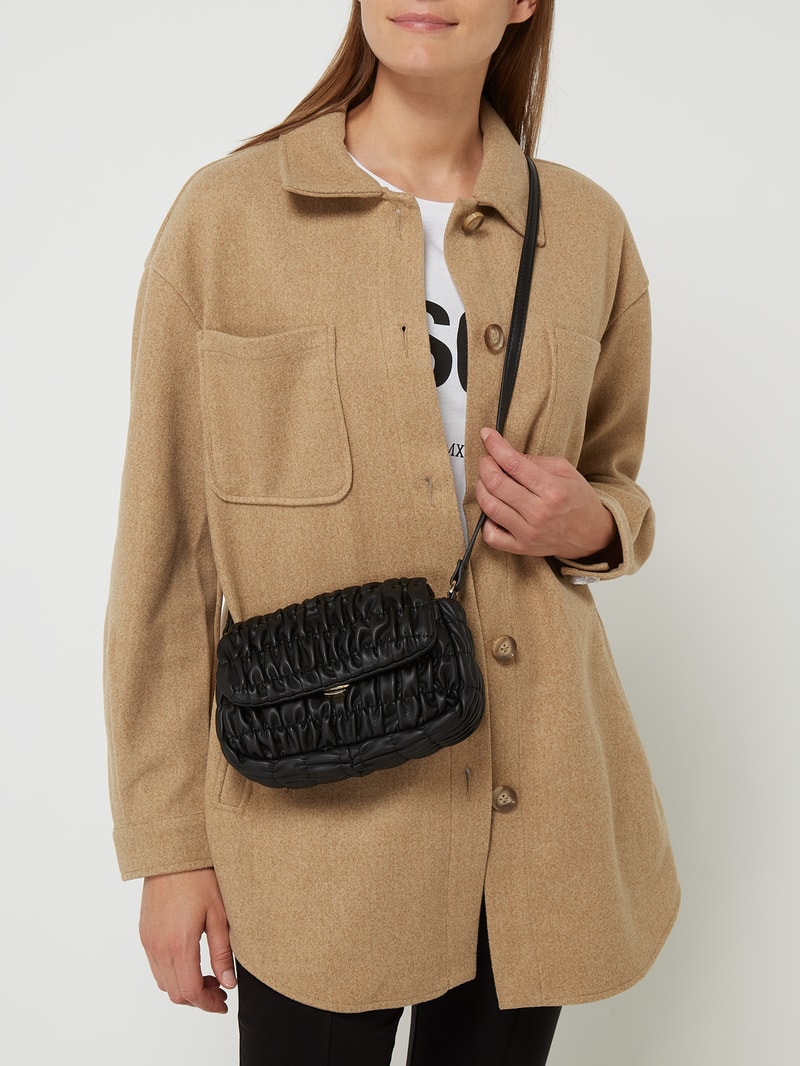 Crossbody Bag in Leder-Optik in schwarz