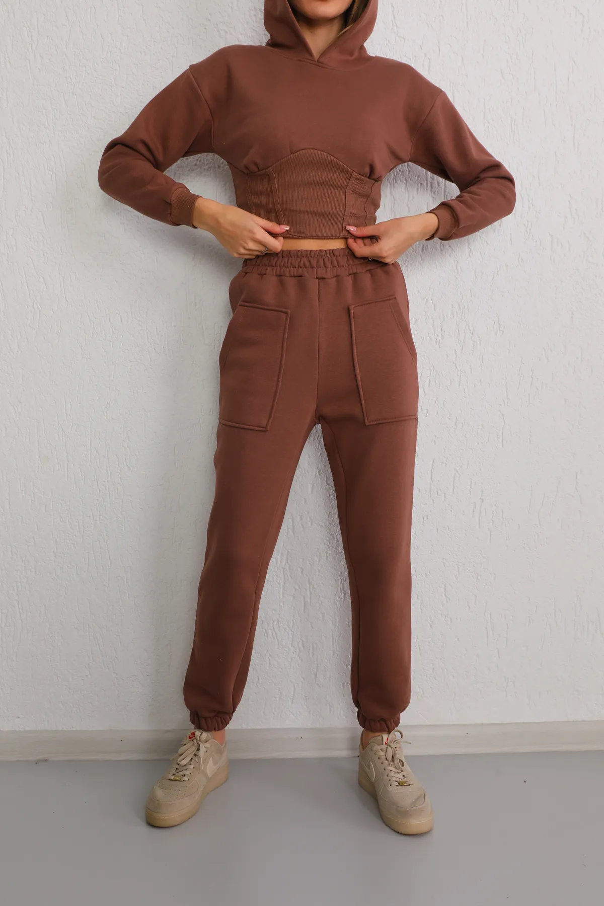 BİKELİFE  Braunes, kurzes Sweat-Trainingsanzug-Set mit Korsett-Detail - Three Thread