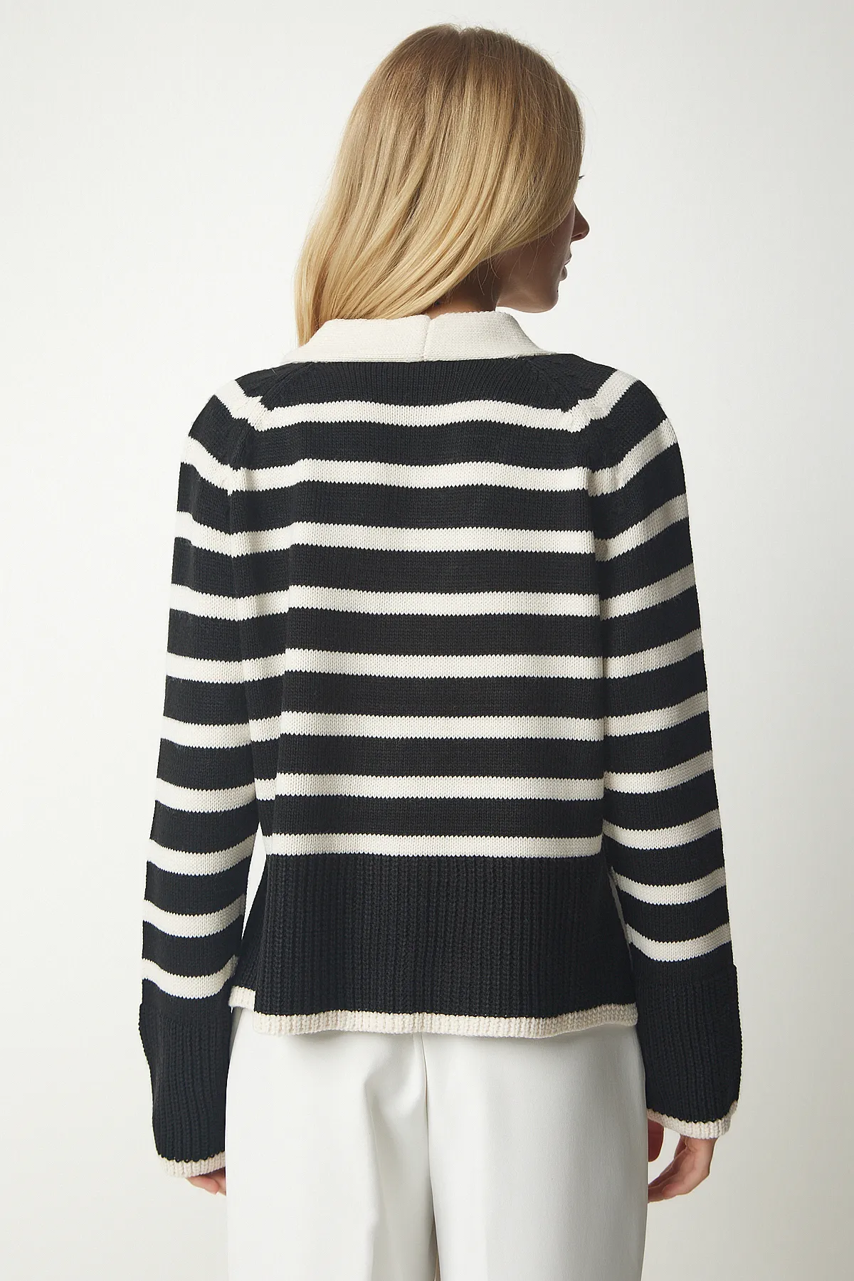Happiness İstanbul  Schwarze Strickjacke mit Streifen und Metallknöpfen für Damen, BP00149