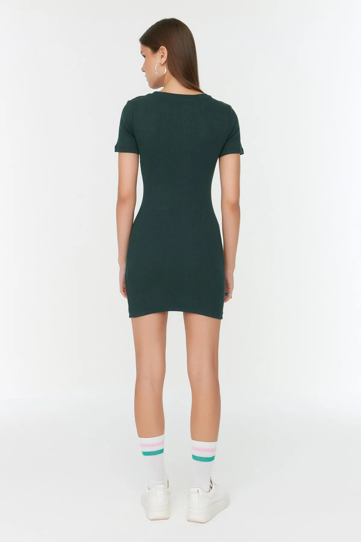 Trendyol Collection  Smaragdgrünes, figurbetontes Mini-Bleistiftkleid aus geripptem Strick mit Rundhalsausschnitt TWOSS19AD0053