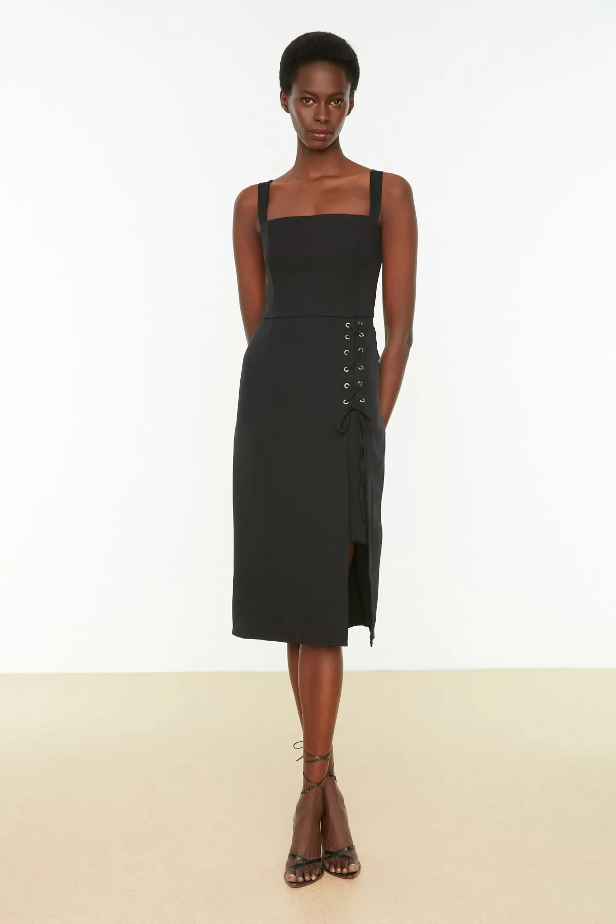 Trendyol Collection  Schwarzes, figurbetontes Midi-Webkleid mit Ösen und detailliertem Schlitz und quadratischem Kragen TWOSS19EL0079