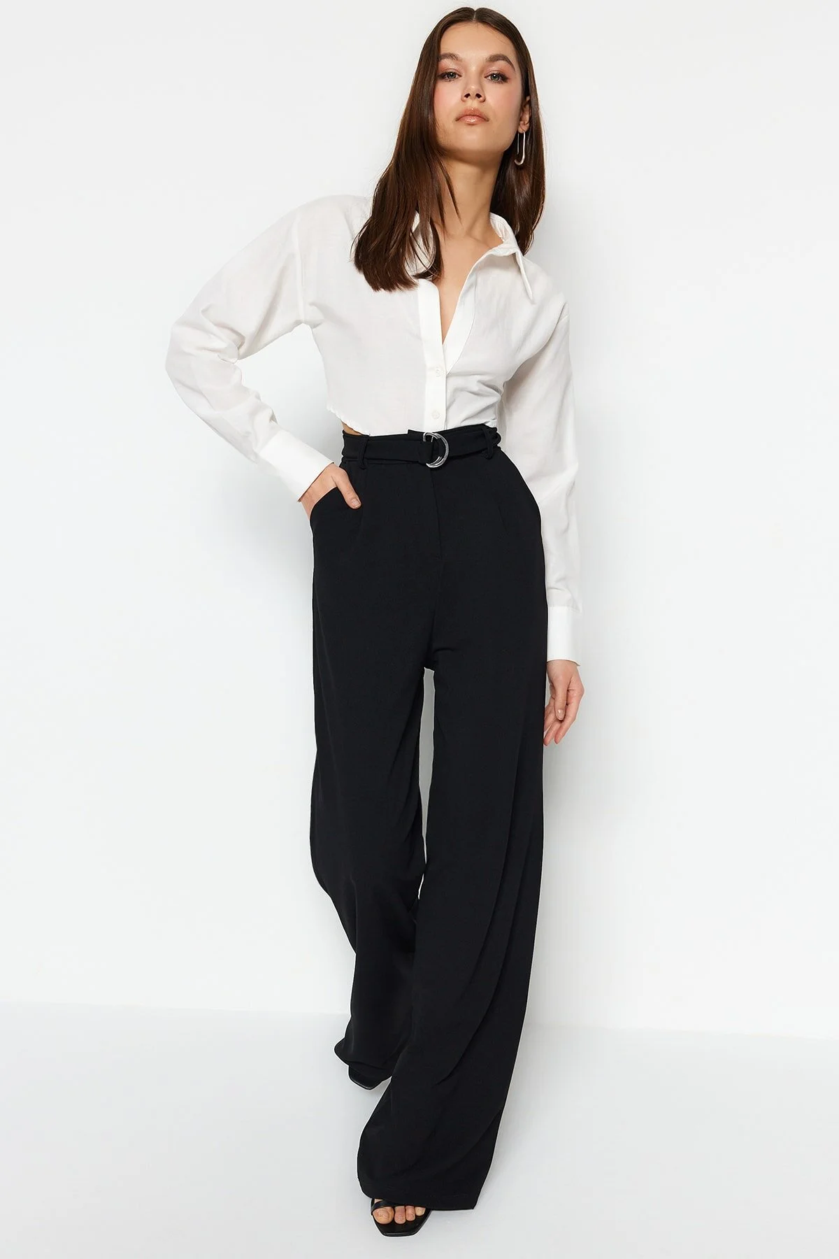 Trendyol Collection  Schwarze Strickhose mit weitem Bein und hohem Bund und Gürtel aus elegantem Kreppstoff TWOSS23PL00330