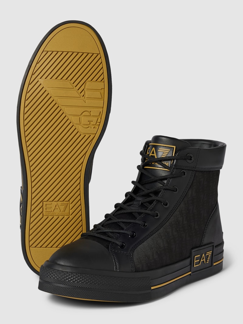 Boots mit Kontrastbesatz in schwarz