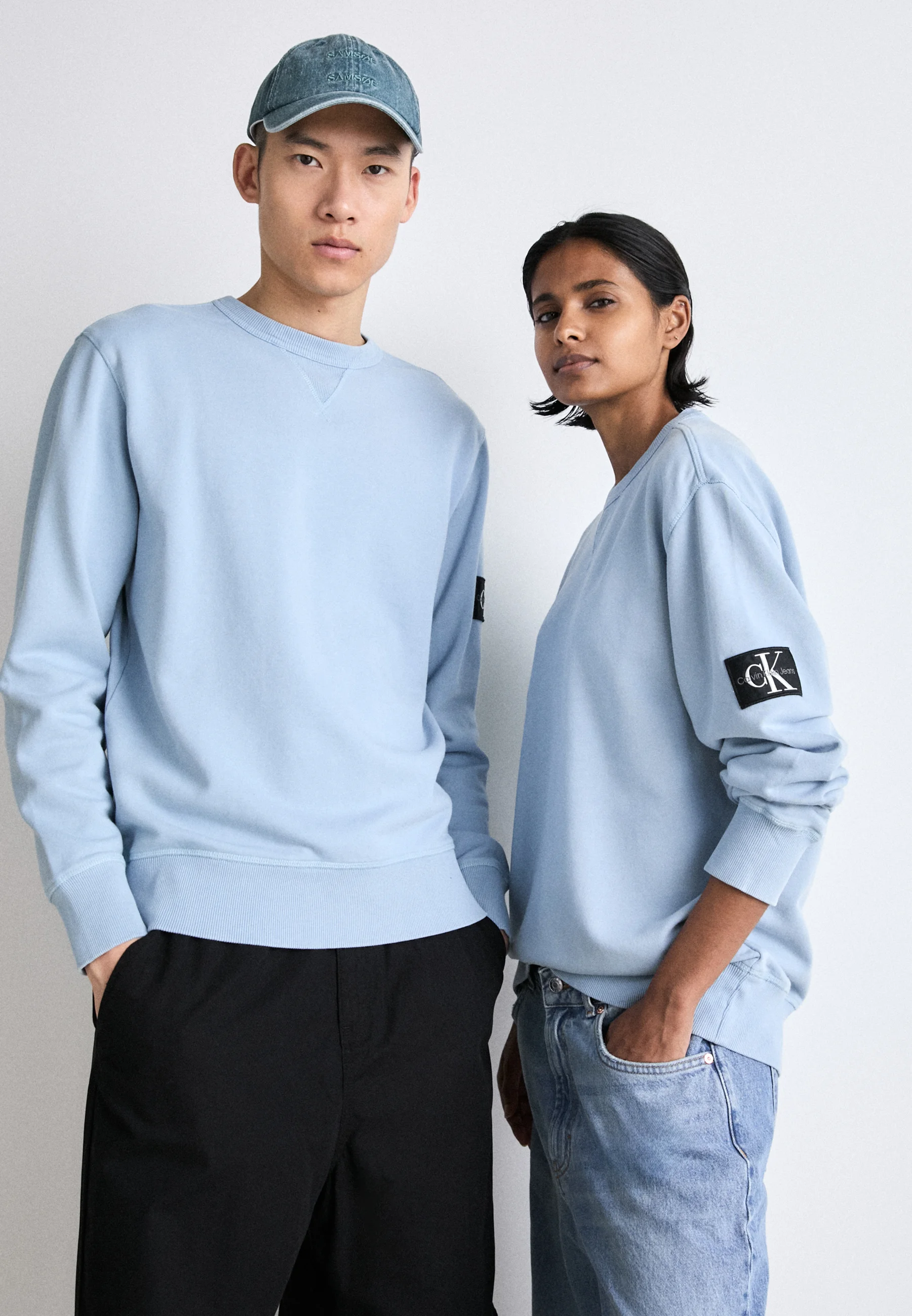 Sudadera unisex de cuello redondo con insignia lavada de Calvin Klein Jeans
