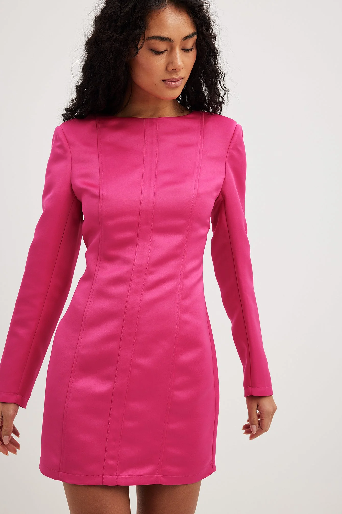 Satin-Minikleid mit Nahtdetail