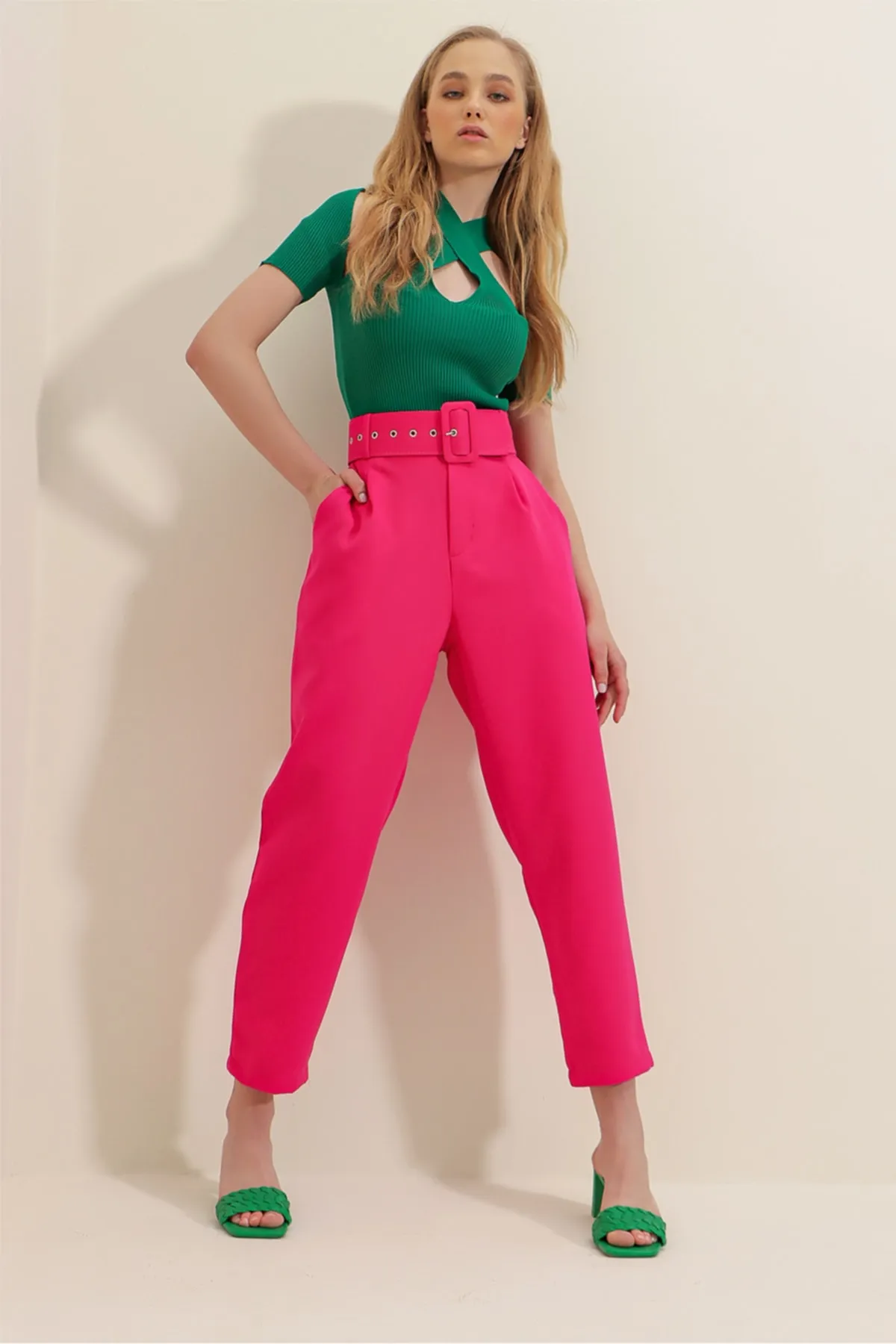 Trend Alaçatı Stili  Fuchsiafarbene Damenhose mit doppelter Tasche, plissiertem Bund und Gürtel, gerade Passform ALC-X8177