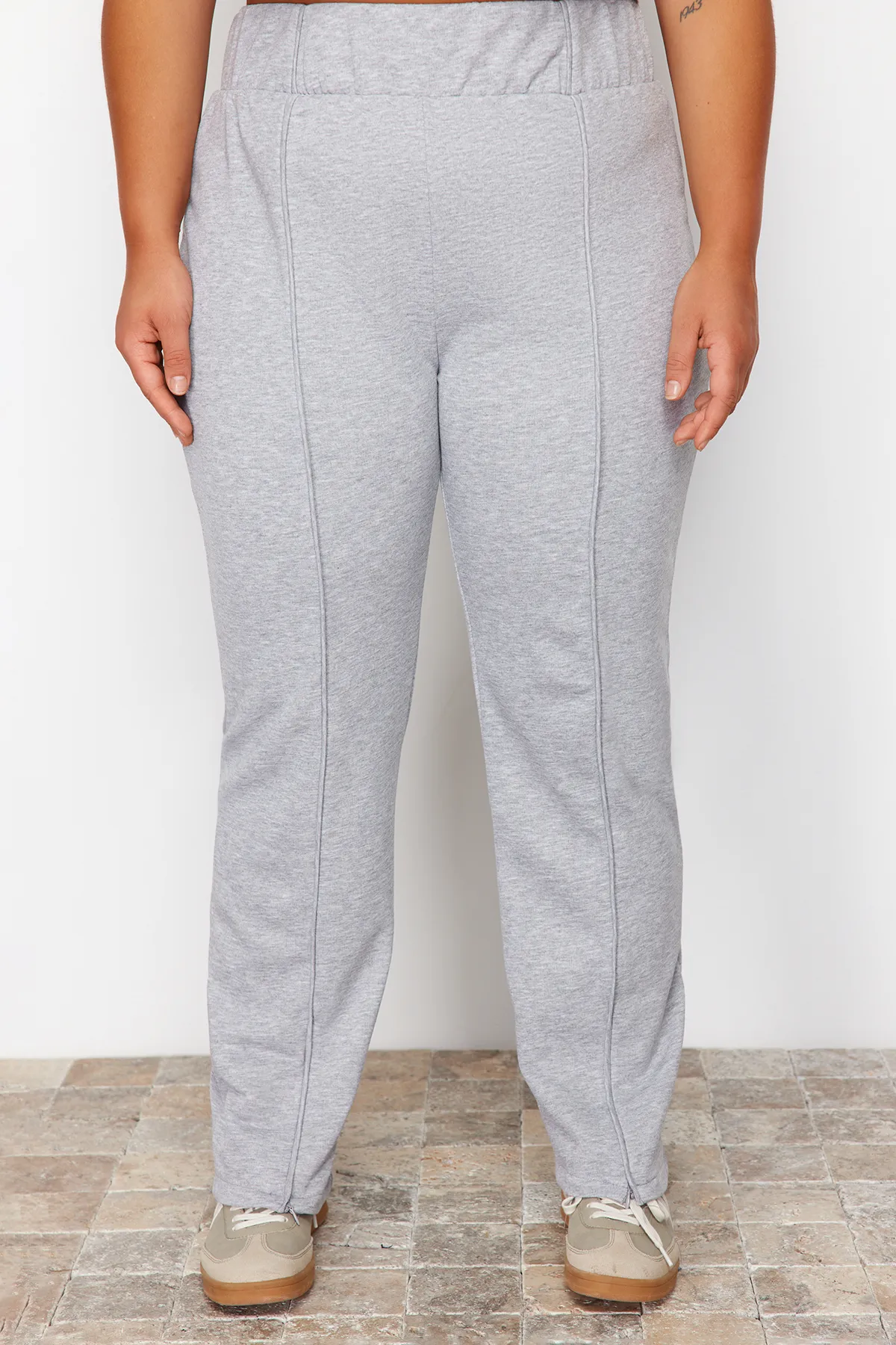 Trendyol Curve  Graue Melange-Paspelierung, detaillierte dünne Jogger-Strick-Jogginghose TBBSS24AJ00001