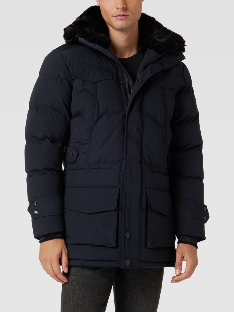 Steppjacke mit Label-Patch in marineblau
