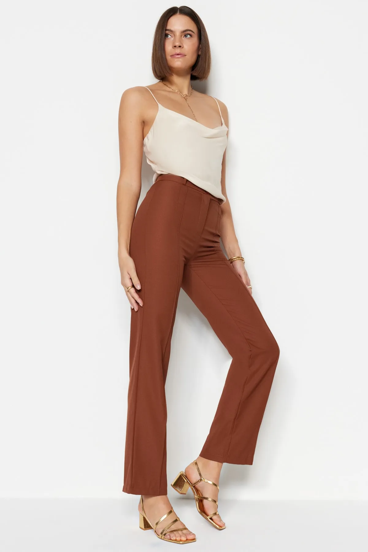 Trendyol Collection  Braune, gerade geschnittene, gerippte, genähte Webhose mit hoher Taille TWOSS21PL0093