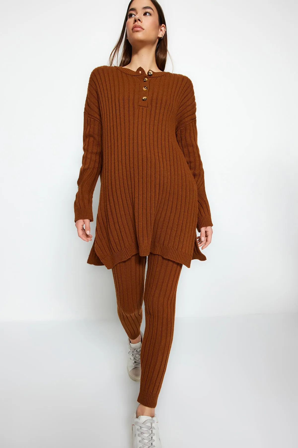 Trendyol Collection  Dunkelbraunes Strickoberteil- und -unterteil-Set aus Cordhose TWOAW22AU0039