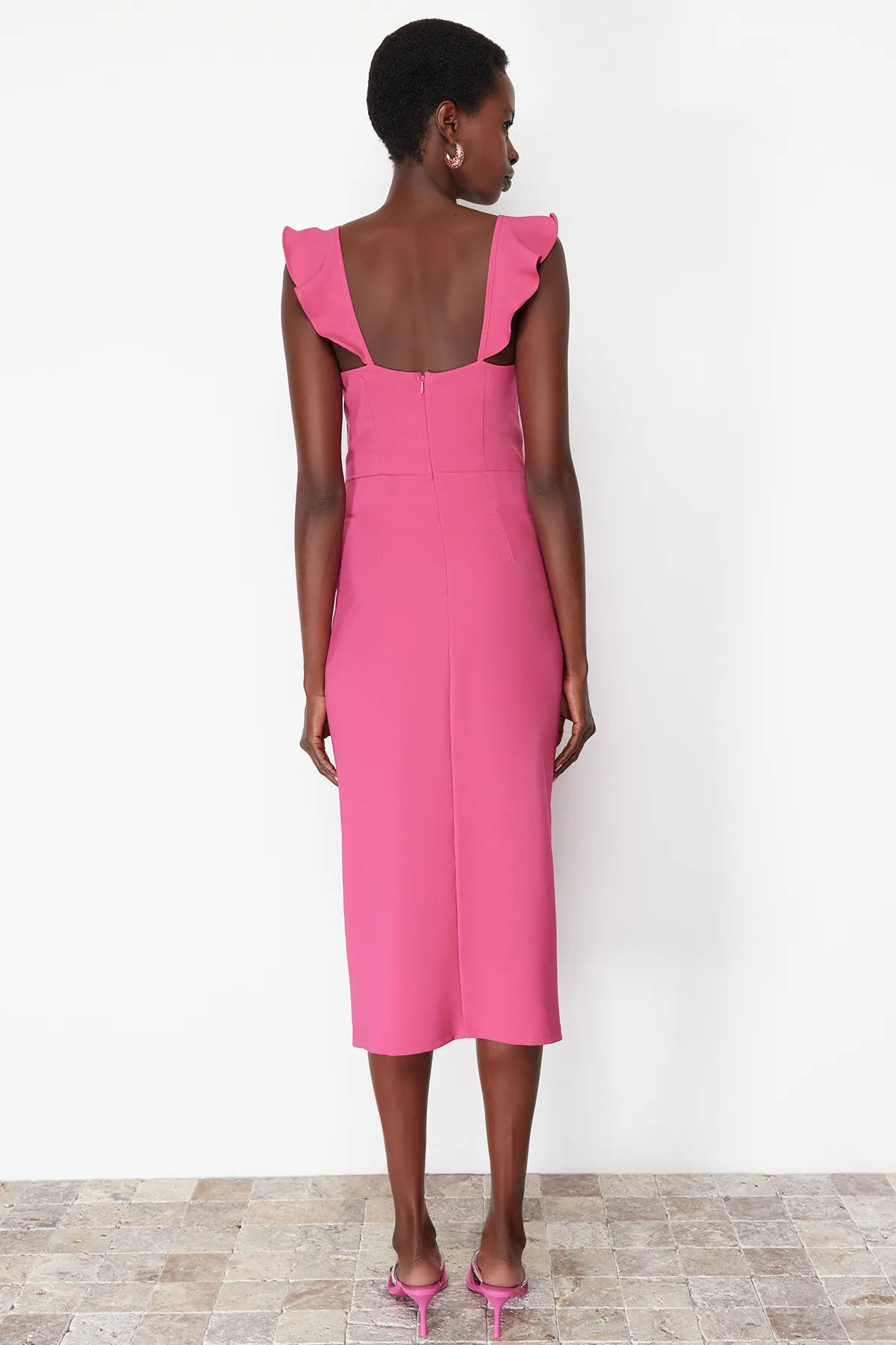Trendyol Collection  Körperbetontes, gewebtes Kleid mit Volant in Fuchsia TPRSS24EL00134