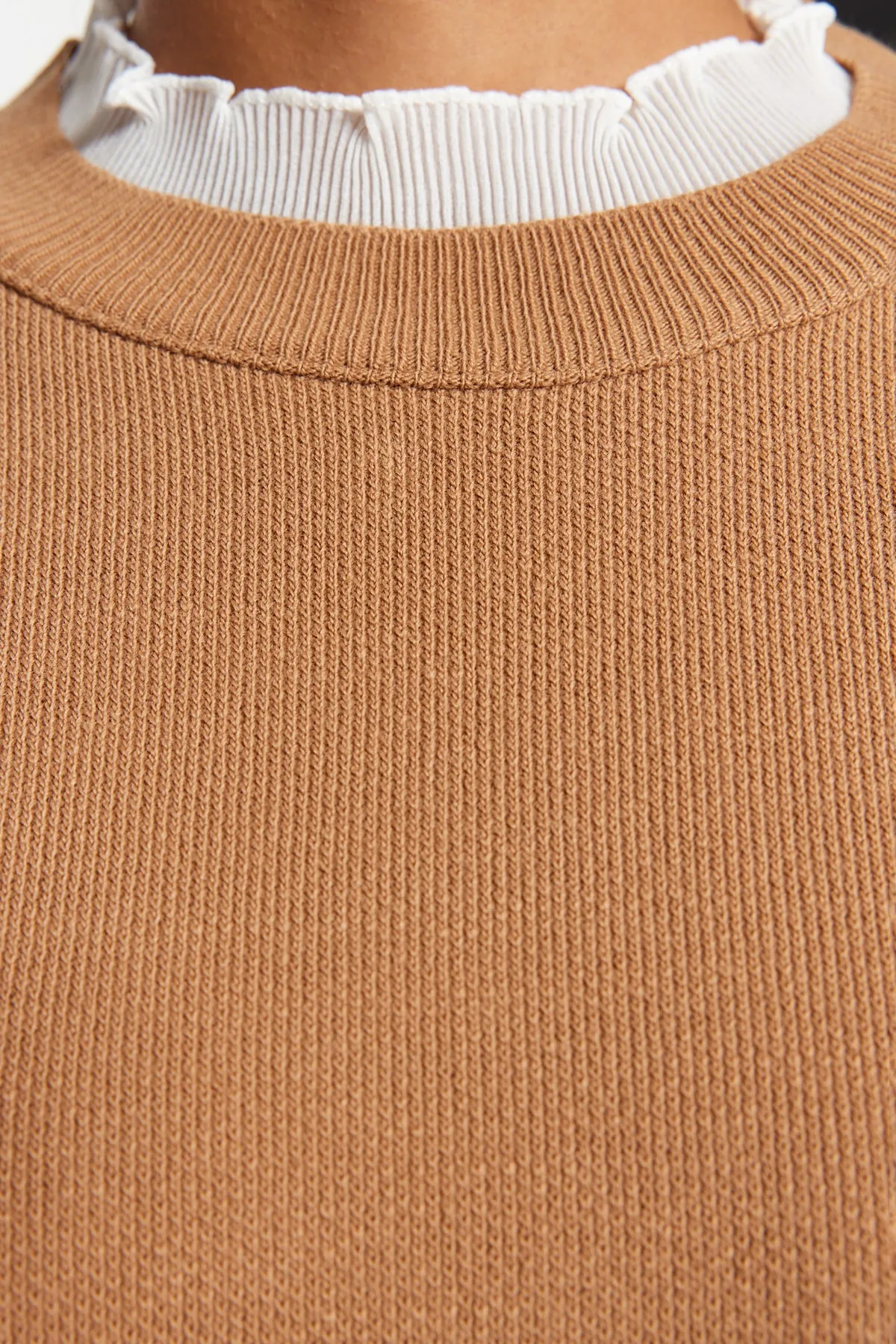 Trendyol Modest  Kamelfarbenes Strickkleid mit Perlendetail TCTAW24EB00001