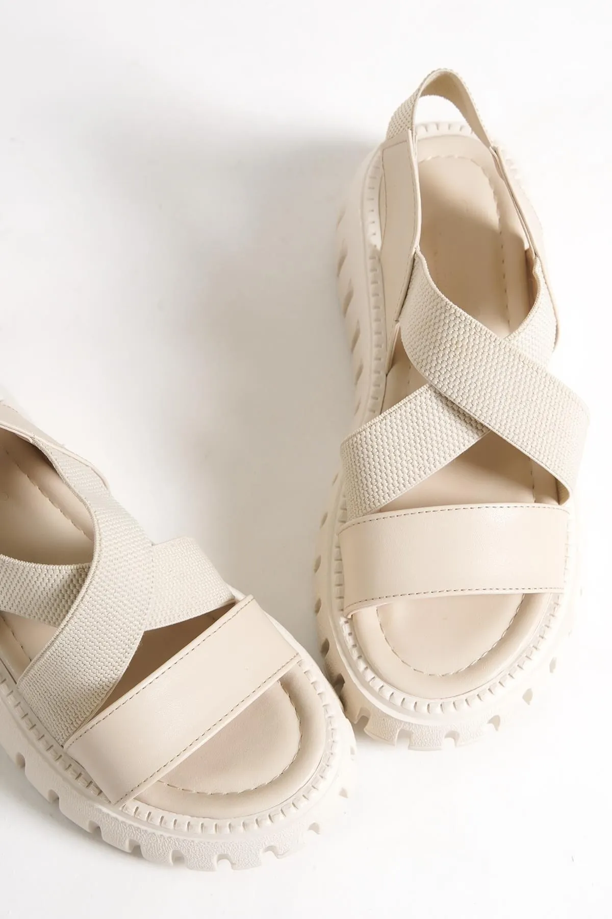 Capone Outfitters  Capone Damen-Sandalen mit rundem Zehenbereich, überkreuztem Gummiband, Trak-Sohle, Keilabsatz und Beige