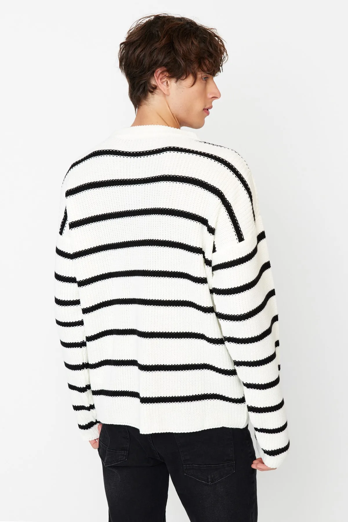 Trendyol Collection  Ecru Unisex-Pullover in Oversize-Passform, weiter Passform, Rundhalsausschnitt, gestreifter Strickpullover TMNAW23KZ00285