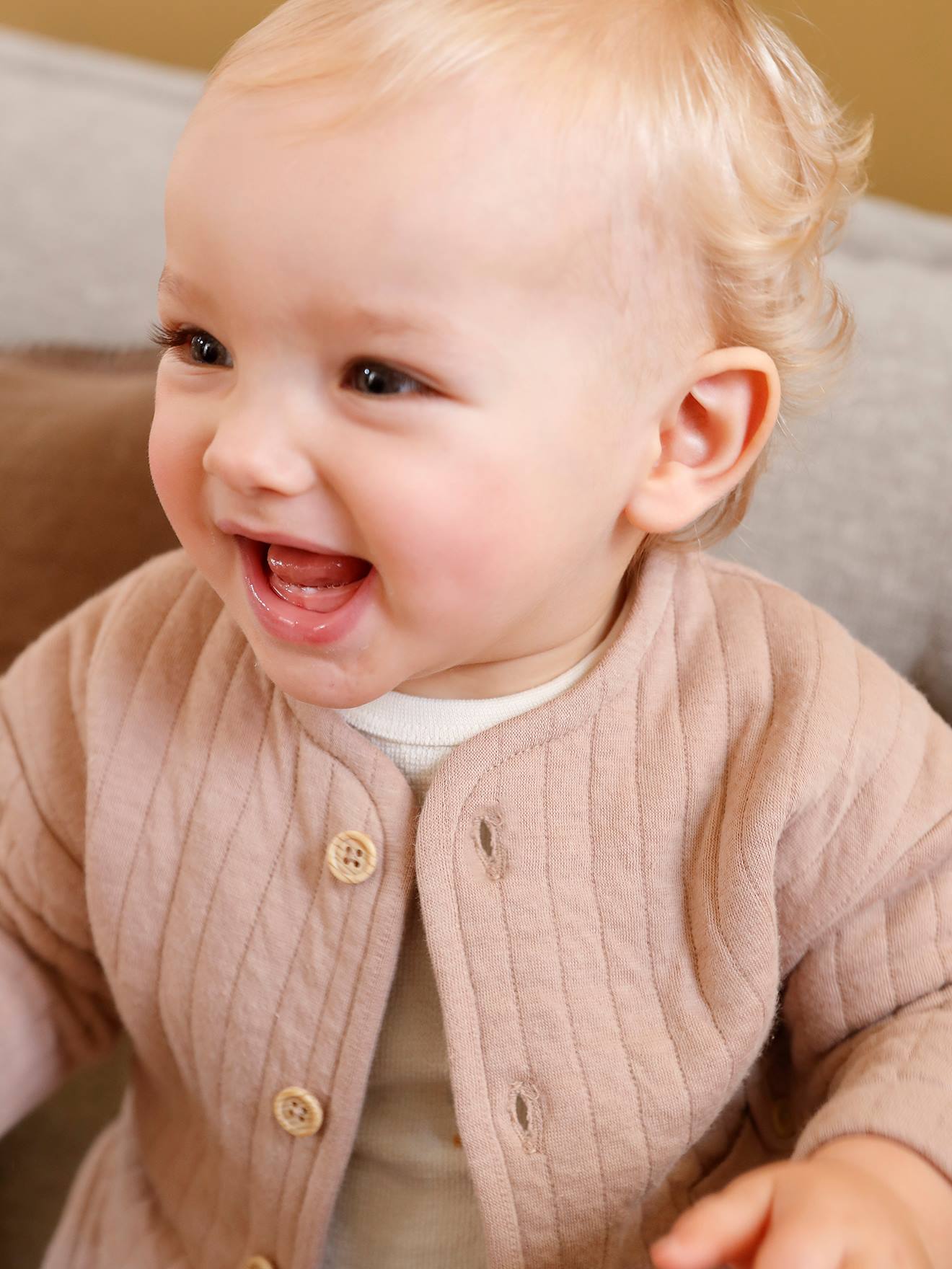 Cardigan naissance bébé poches en gaze de coton cappuccino