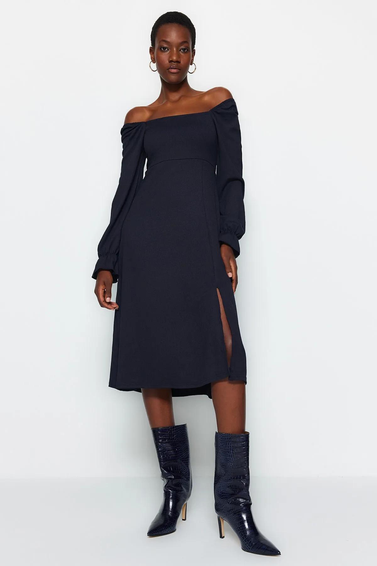 Trendyol Collection  Marineblaues Midi-Strickkleid mit quadratischem Ausschnitt und Schlitz und langen Ärmeln TWOAW24EL00188
