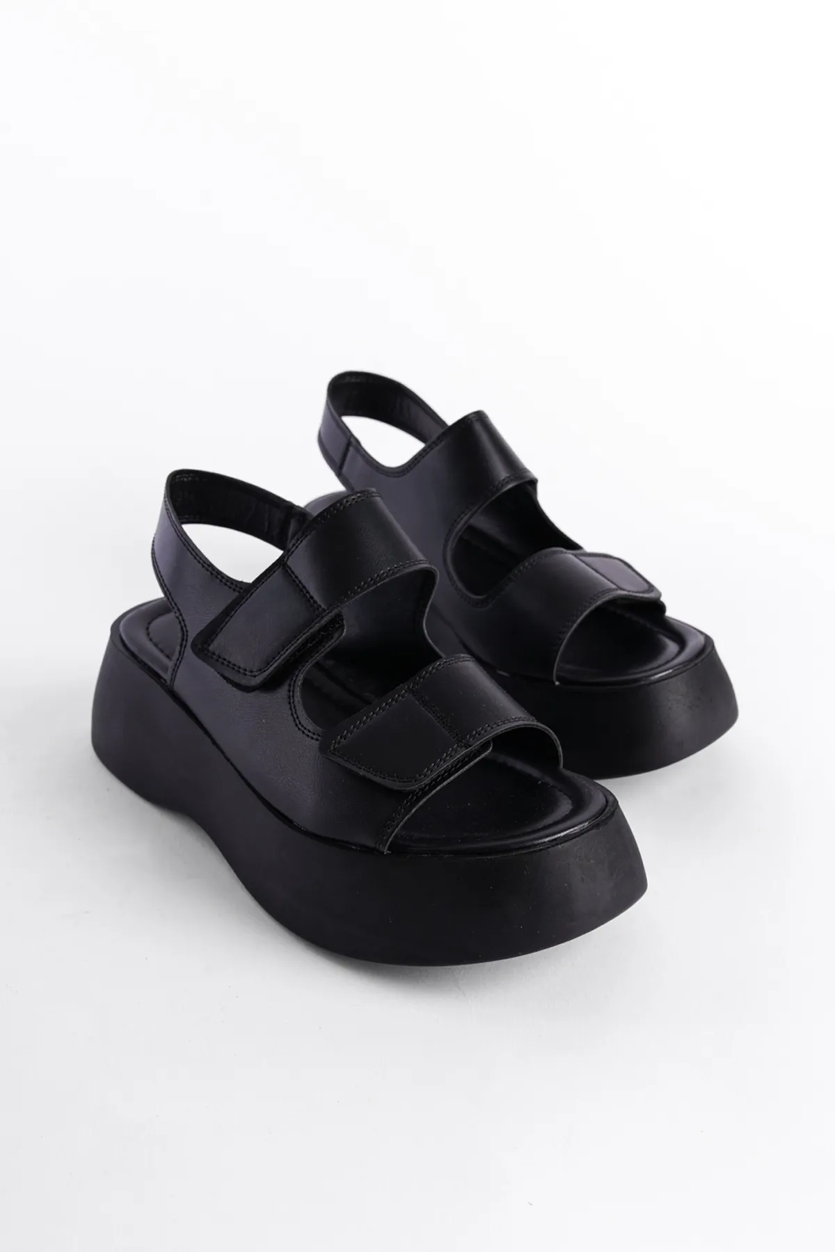 Capone Outfitters  Damensandalen mit Keilabsatz und doppeltem Klettverschluss