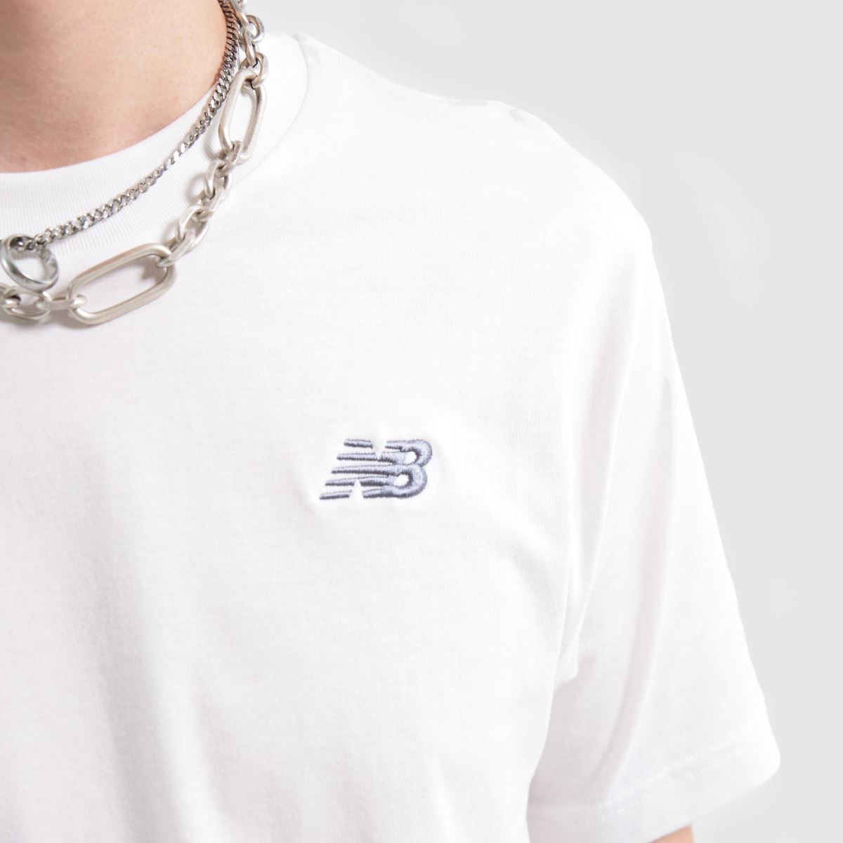 New Balance – Vit och grå t-shirt med liten logotyp